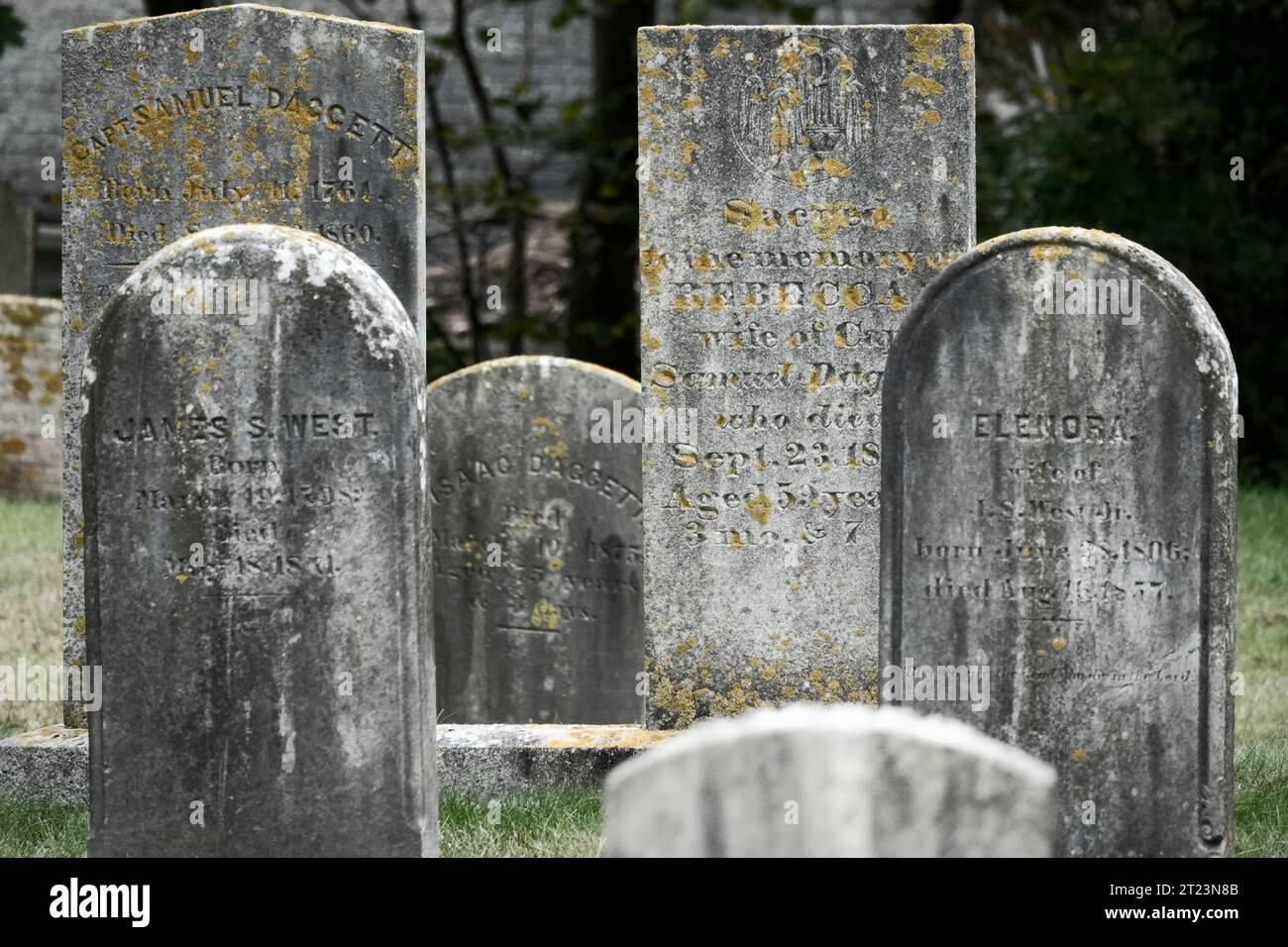 Antike Grabsteine auf dem Dorffriedhof in Vineyard Haven, Martha's Vineyard Massachusetts Stockfoto