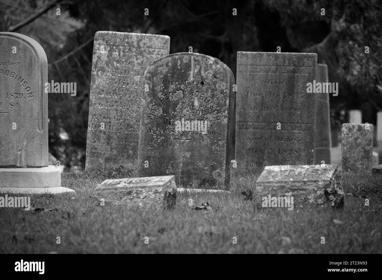 Antike Grabsteine auf dem Dorffriedhof in Vineyard Haven, Martha's Vineyard Massachusetts Stockfoto