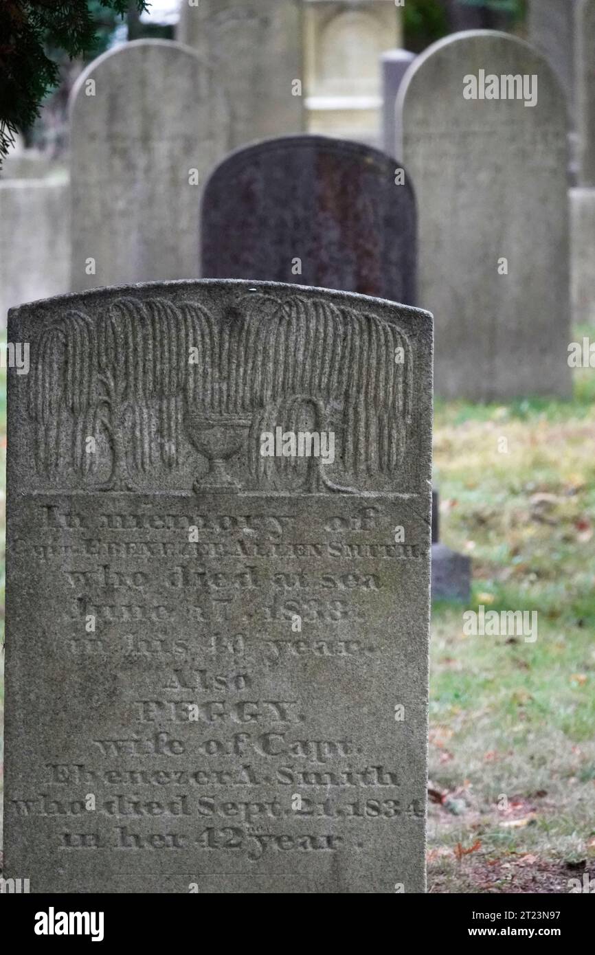Antike Grabsteine auf dem Dorffriedhof in Vineyard Haven, Martha's Vineyard Massachusetts Stockfoto