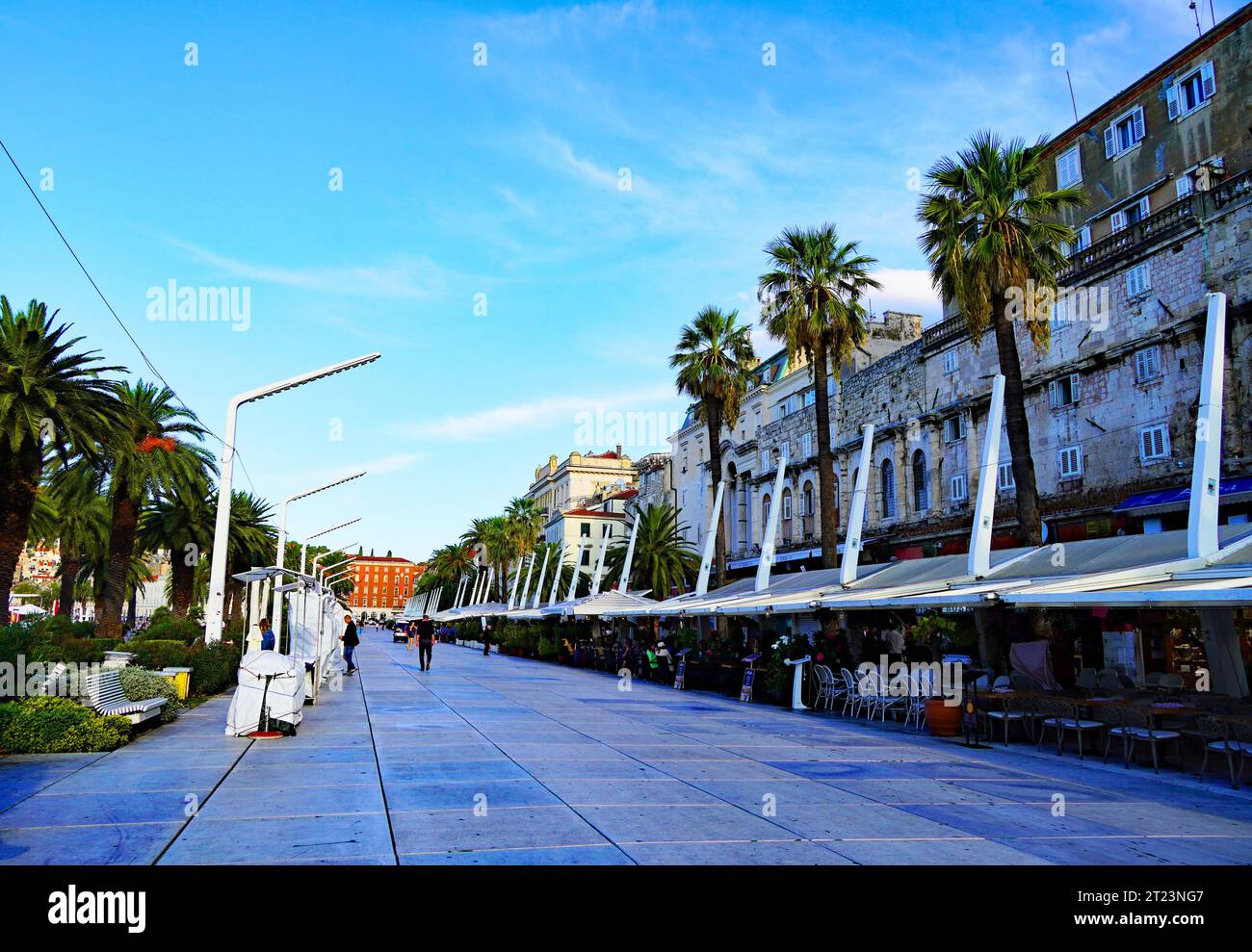 Die Fußgängerzone Riva verläuft entlang des Diokletianpalastes in Split, Kroatien Stockfoto