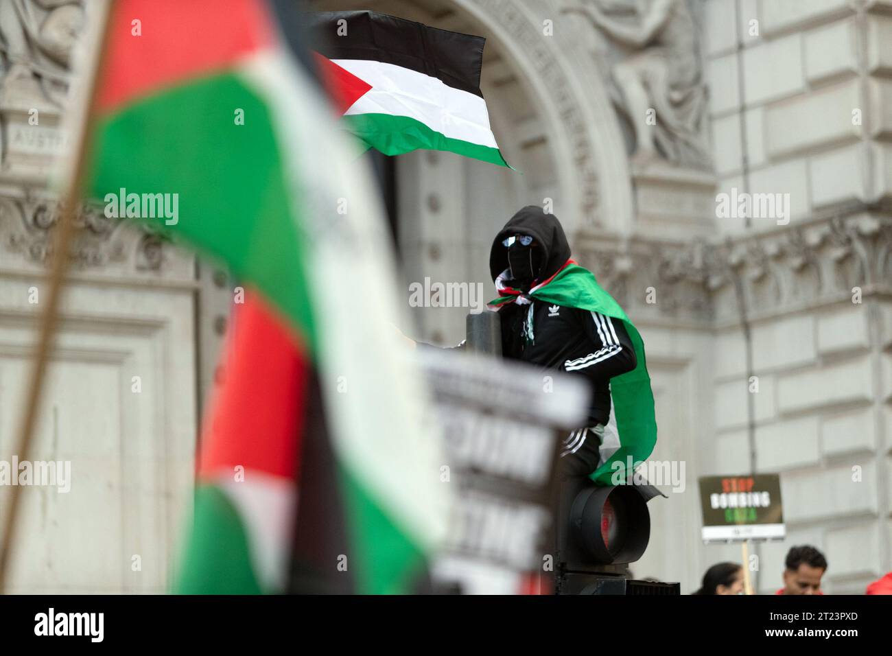 London, Großbritannien. Oktober 2023. Nationale Demonstration - Marsch Für Palästina. Demonstranten marschierten vom BBC Broadcasting House zur 10 Downing Street. Die Demonstranten verlangten, dass Israel seine gewaltsame Besatzung, Apartheid und Kolonisation über das palästinensische Volk beendet. Sie verlangten auch, dass die britische Regierung ihre Unterstützung für Isreal einstellen sollte. Abdullah Bailey/Alamy Live News Stockfoto