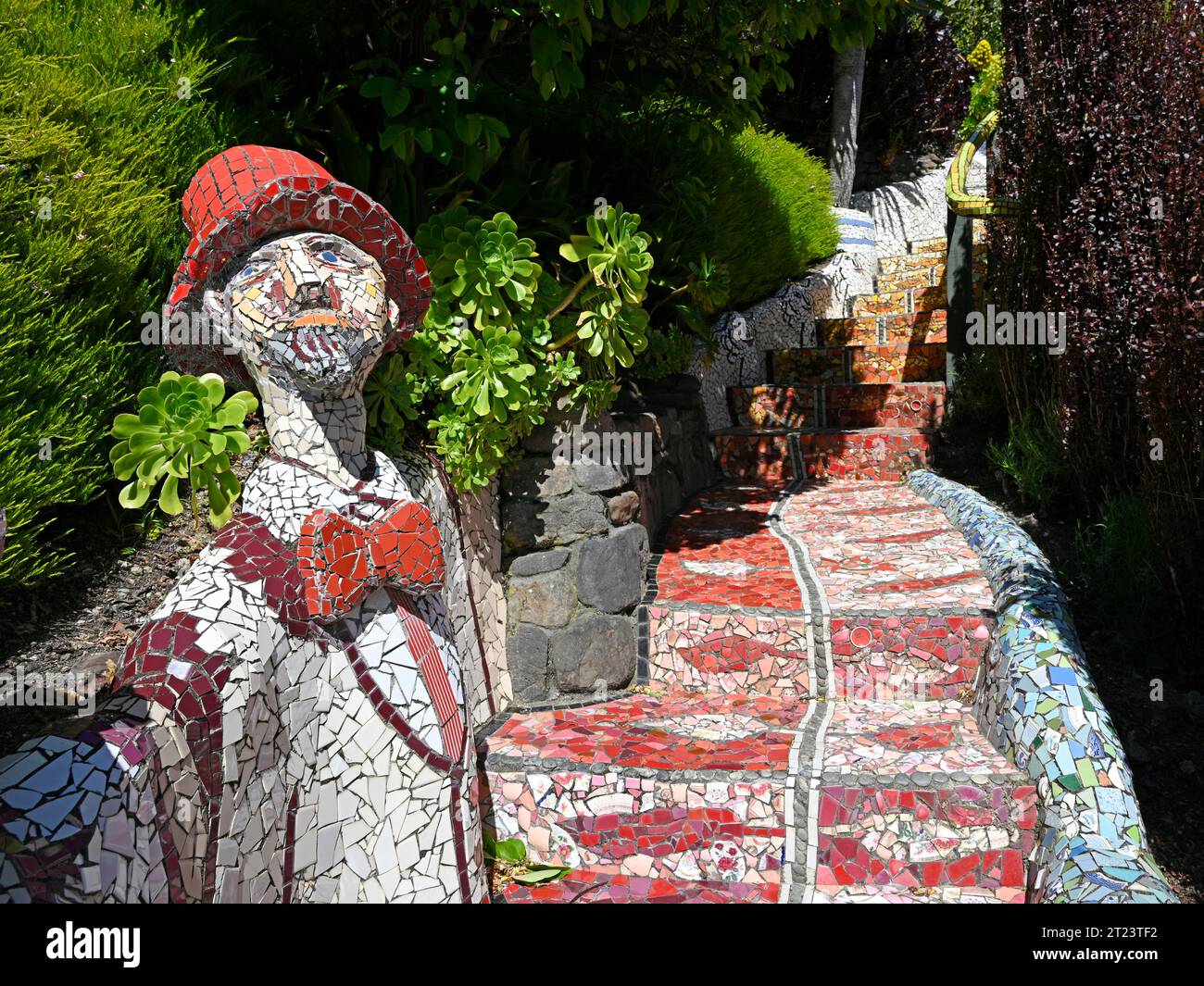 Christchurch, Neuseeland - 14. Oktober 2023; farbenfroher Mosiac Clown im Giants House Garden; Canterbury, Akaroa; Neuseeland Stockfoto