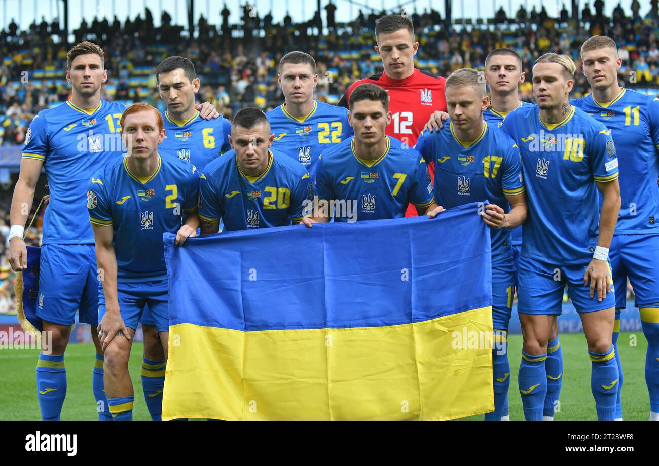 Prag, Tschechien - 14. Oktober 2023: Spieler der ukrainischen Nationalmannschaft posieren für ein Gruppenfoto vor dem Qualifikationsspiel zur UEFA EURO 2024 Ukraine gegen Nordmakedonien in der Epet Arena in Prag, Tschechien Stockfoto