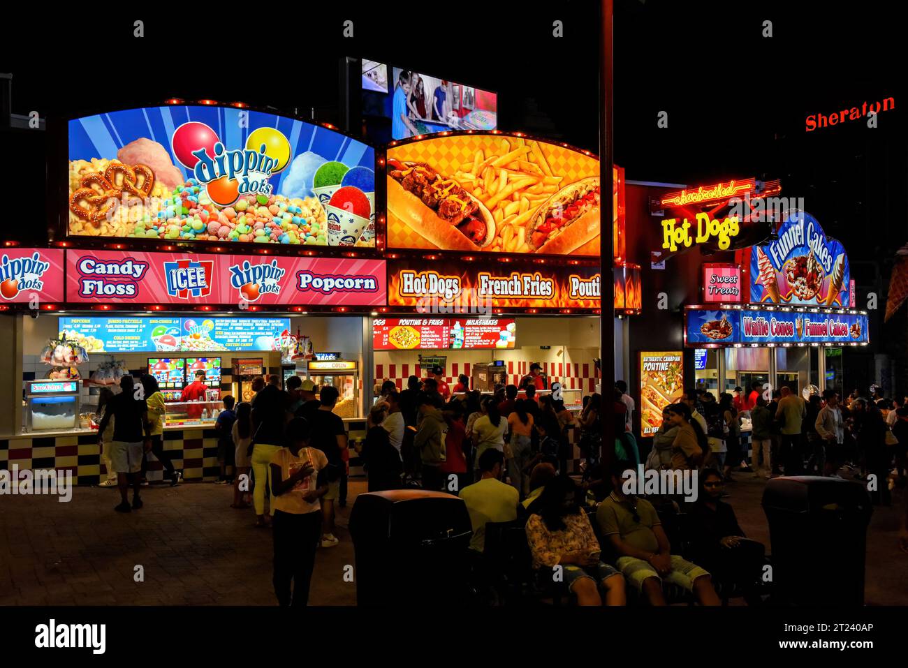 Niagara Falls, Kanada - 13. August 2022: Food Stände at Night servieren Karnevalsessen für viele Touristen, die in die Gegend nahe Clifton Hill gezogen sind Stockfoto