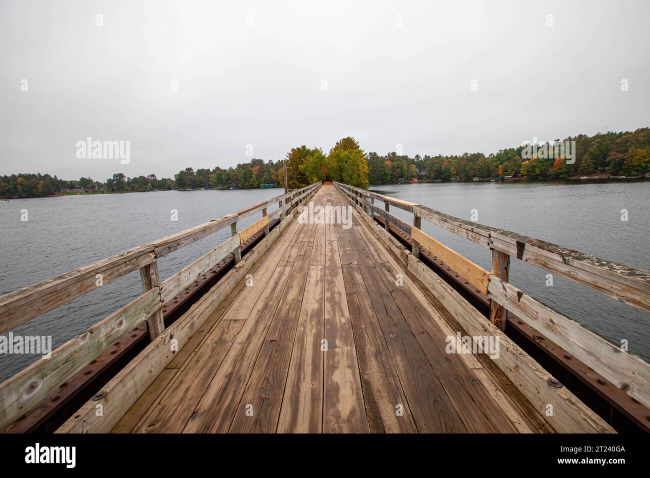 Bearskin Trailhead Bridge in Minocqua, Wisconsin über Lake Minocqua im September, horizontal Stockfoto