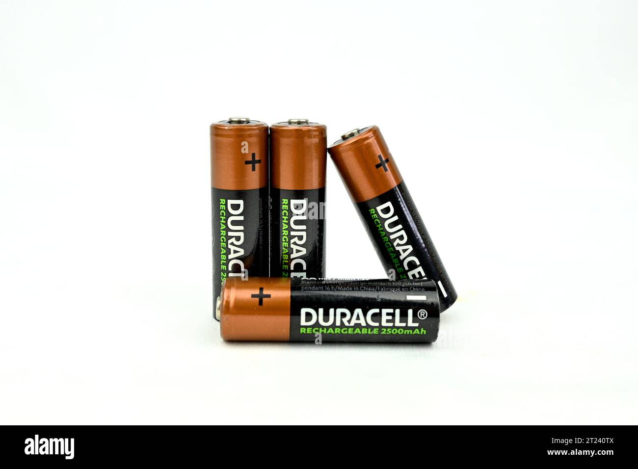 Vier AA Duracell Akkus auf weißem Hintergrund Stockfoto