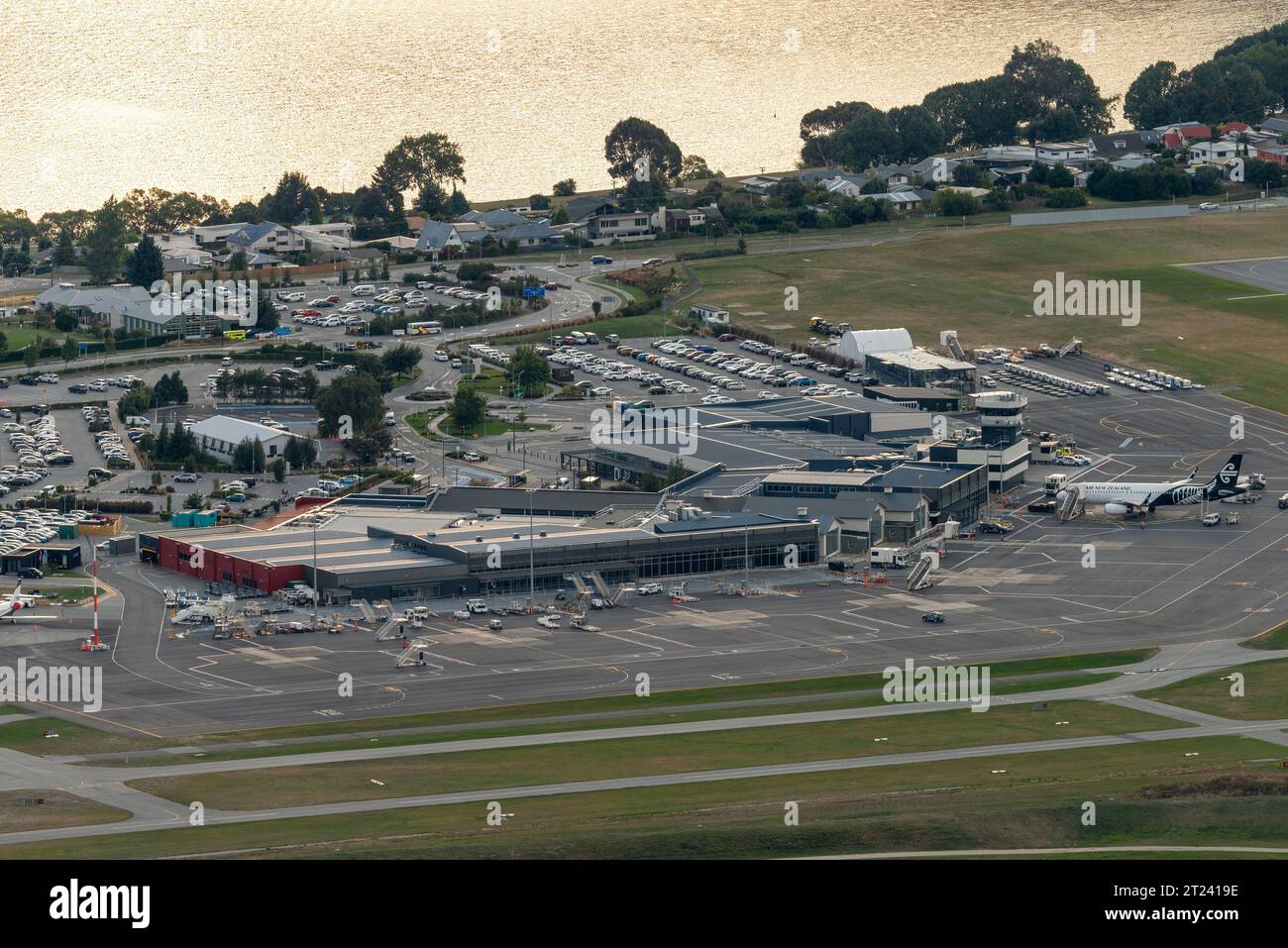 Flughafen Queenstown, Neuseeland, High View, Flughafen, Flughafenterminal, Start- und Landebahn des flughafens und Umgebung Stockfoto