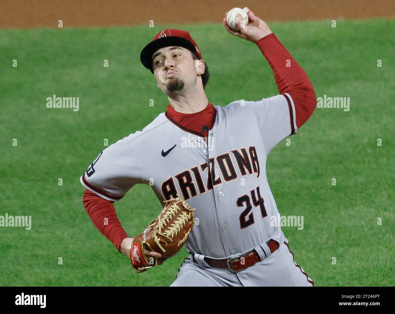 Philadelphia, Usa. Oktober 2023. Der Arizona Diamondbacks Relief Pitcher Kyle Nelson wirft im siebten Inning gegen die Philadelphia Phillies im Spiel eins der NLCS im Citizens Bank Park in Philadelphia am Montag, den 16. Oktober 2023. Foto: Laurence Kesterson/UPI. Quelle: UPI/Alamy Live News Stockfoto