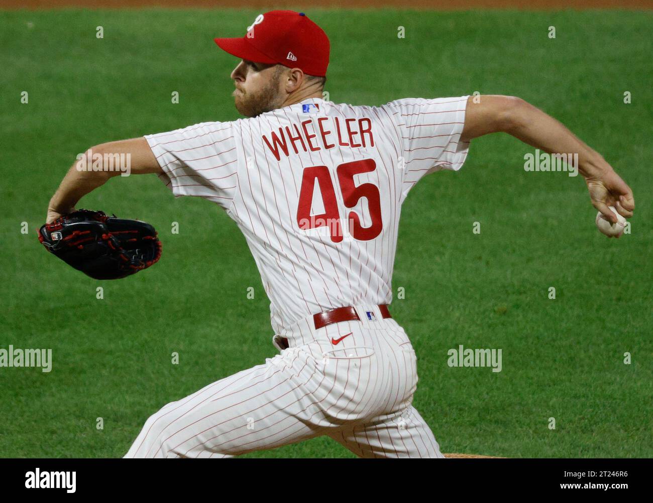 Philadelphia, Usa. Oktober 2023. Philadelphia Phillies Starting Pitcher Zack Wheeler wirft im ersten Inning gegen die Arizona Diamondbacks in Spiel eins der NLCS im Citizens Bank Park in Philadelphia am Montag, den 16. Oktober 2023. Foto: Laurence Kesterson/UPI. Quelle: UPI/Alamy Live News Stockfoto