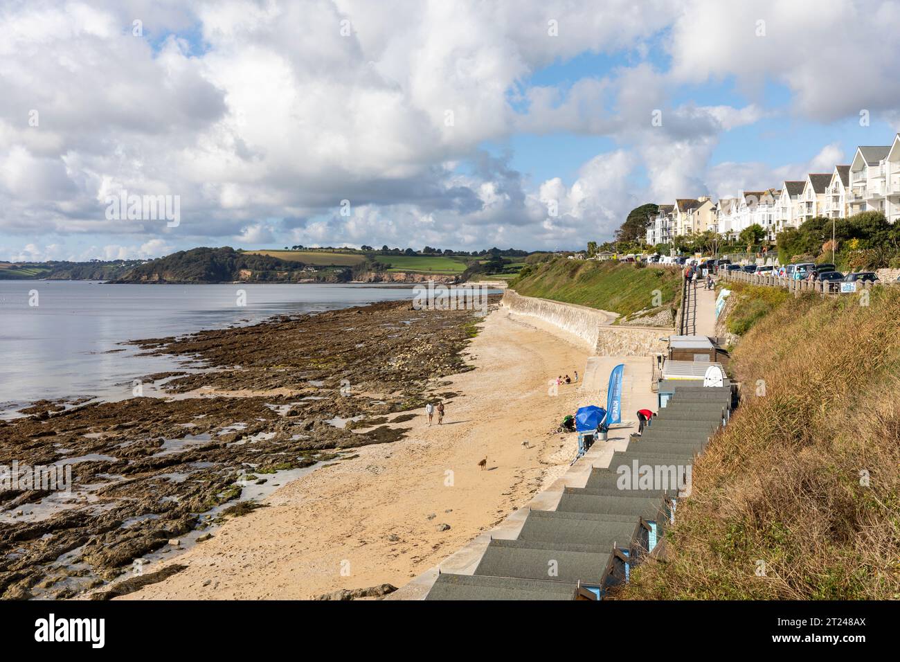 Falmouth Cornwall, eine Küstenstadt im Südwesten englands, Blick auf Castle Beach mit seinen Strandhütten und Falmouth Bay, Cornwall, England, Großbritannien, September 2023 Stockfoto