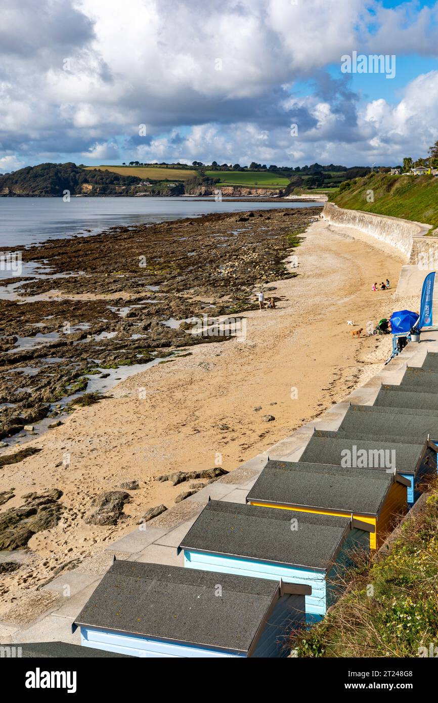 Falmouth Cornwall, eine Küstenstadt im Südwesten englands, Blick auf Castle Beach mit seinen Strandhütten und Falmouth Bay, Cornwall, England, Großbritannien, September 2023 Stockfoto