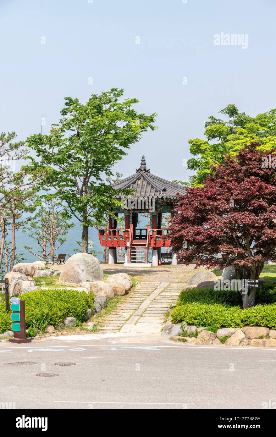 Dies ist ein traditioneller koreanischer Pavillon in einem Park Stockfoto