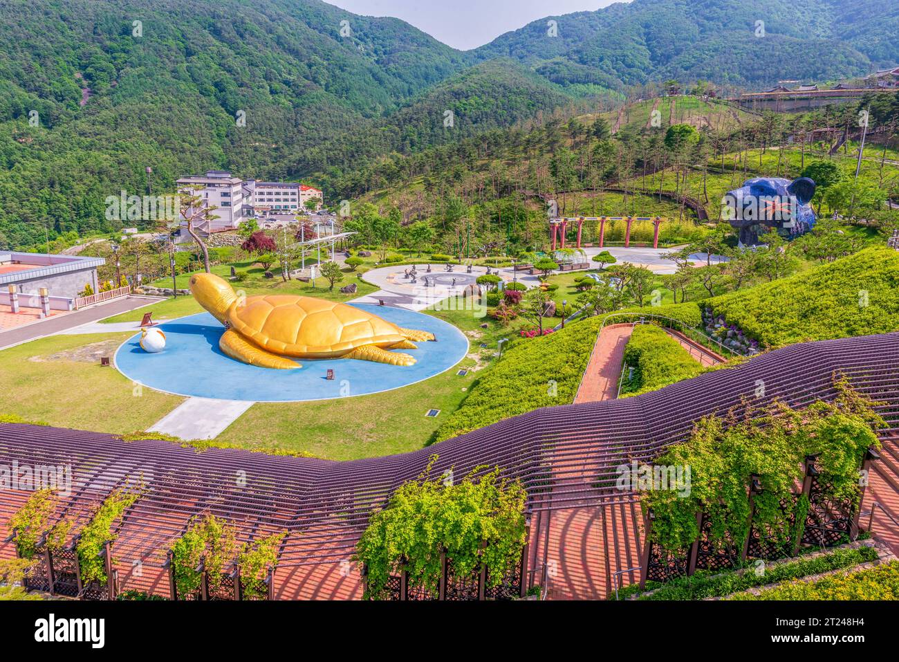 Park mit verschiedenen Skulpturen und Strukturen wie einer Goldschildkröte, Sancheong-Gun, Südkorea Stockfoto