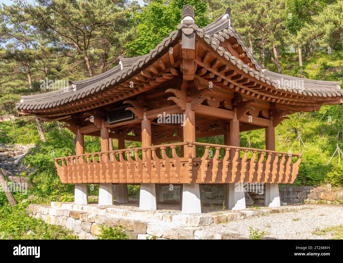 Koreanische Architektur - Nahaufnahme einer Holzpagode im traditionellen koreanischen Stil Stockfoto