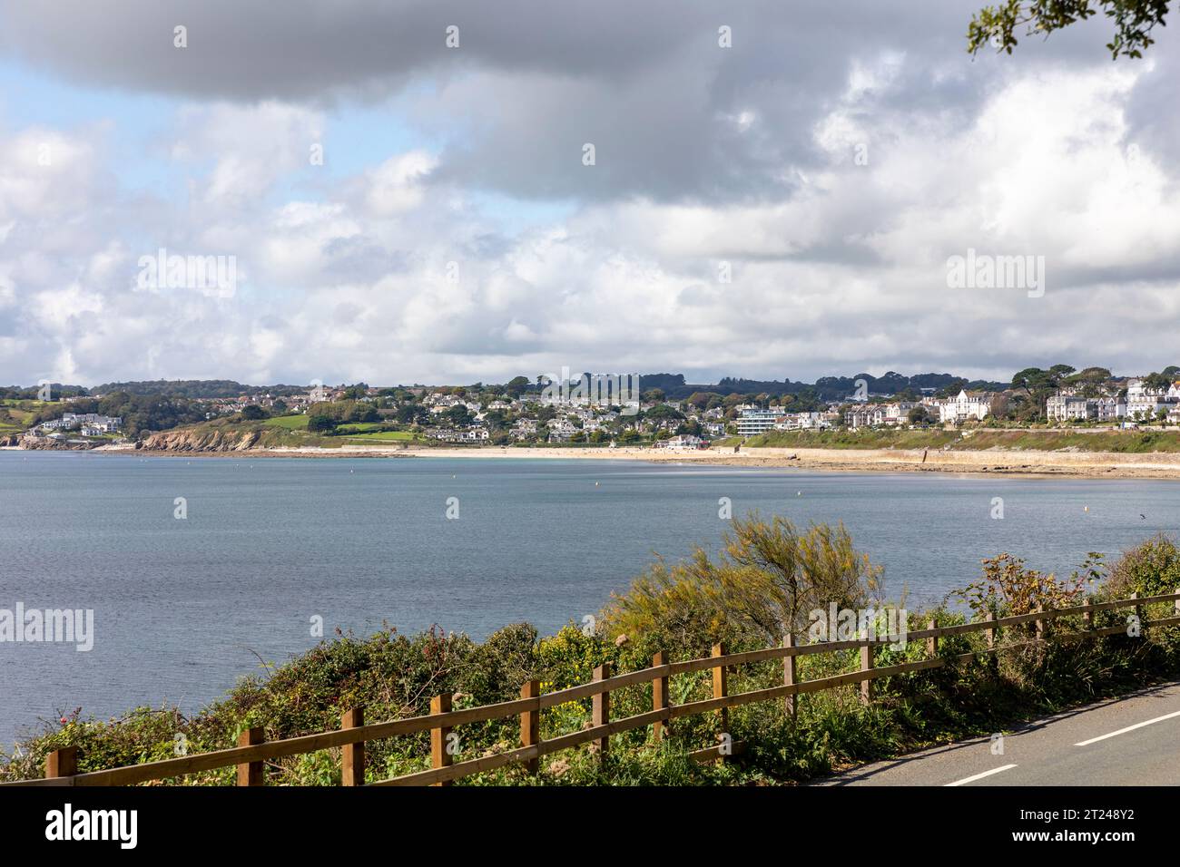 Blick über Falmouth Bay in Richtung Castle Beach und Gyllyngvase Beach vom Pendennis Castle Grounds, Cornwall, England, 2023 Stockfoto