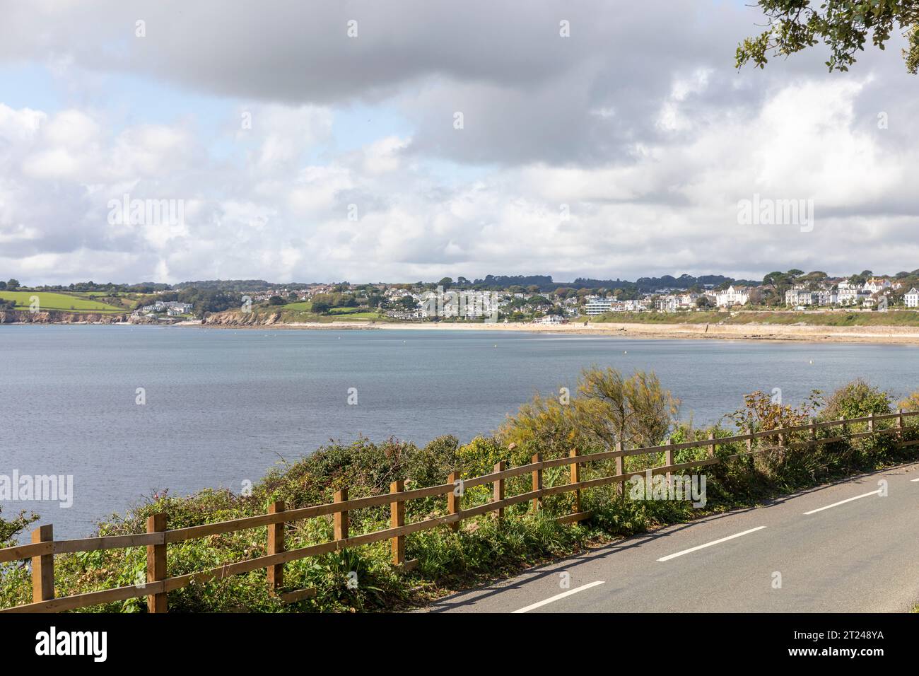 Blick über Falmouth Bay in Richtung Castle Beach und Gyllyngvase Beach vom Pendennis Castle Grounds, Cornwall, England, 2023 Stockfoto