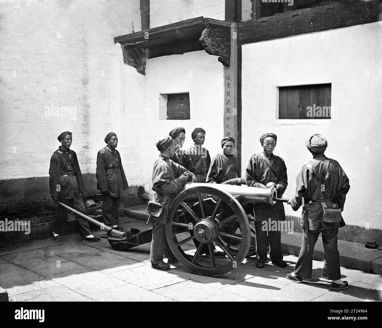 1871, Arbeiter in Nanjing Jinling Machine Manufacturing Bureau, Foto von John Thomson Stockfoto