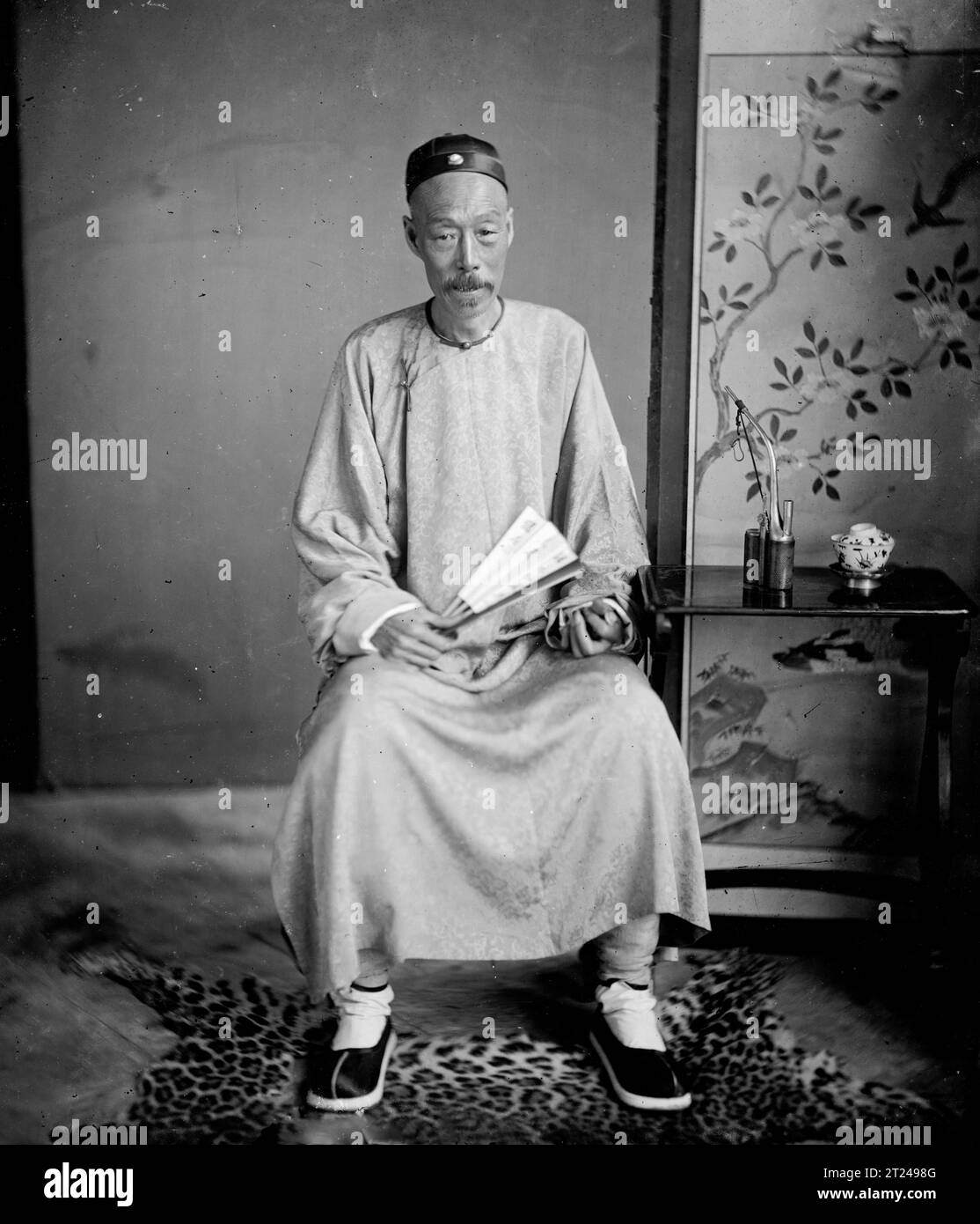 1869, ein chinesischer Mandarin, Foto von John Thomson Stockfoto