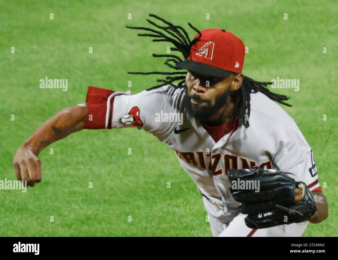 Philadelphia, Usa. Oktober 2023. Der Arizona Diamondbacks Relief Pitcher Miguel Castro wirft im siebten Inning gegen die Philadelphia Phillies im Spiel eins der NLCS im Citizens Bank Park in Philadelphia am Montag, den 16. Oktober 2023. Foto: Laurence Kesterson/UPI. Quelle: UPI/Alamy Live News Stockfoto