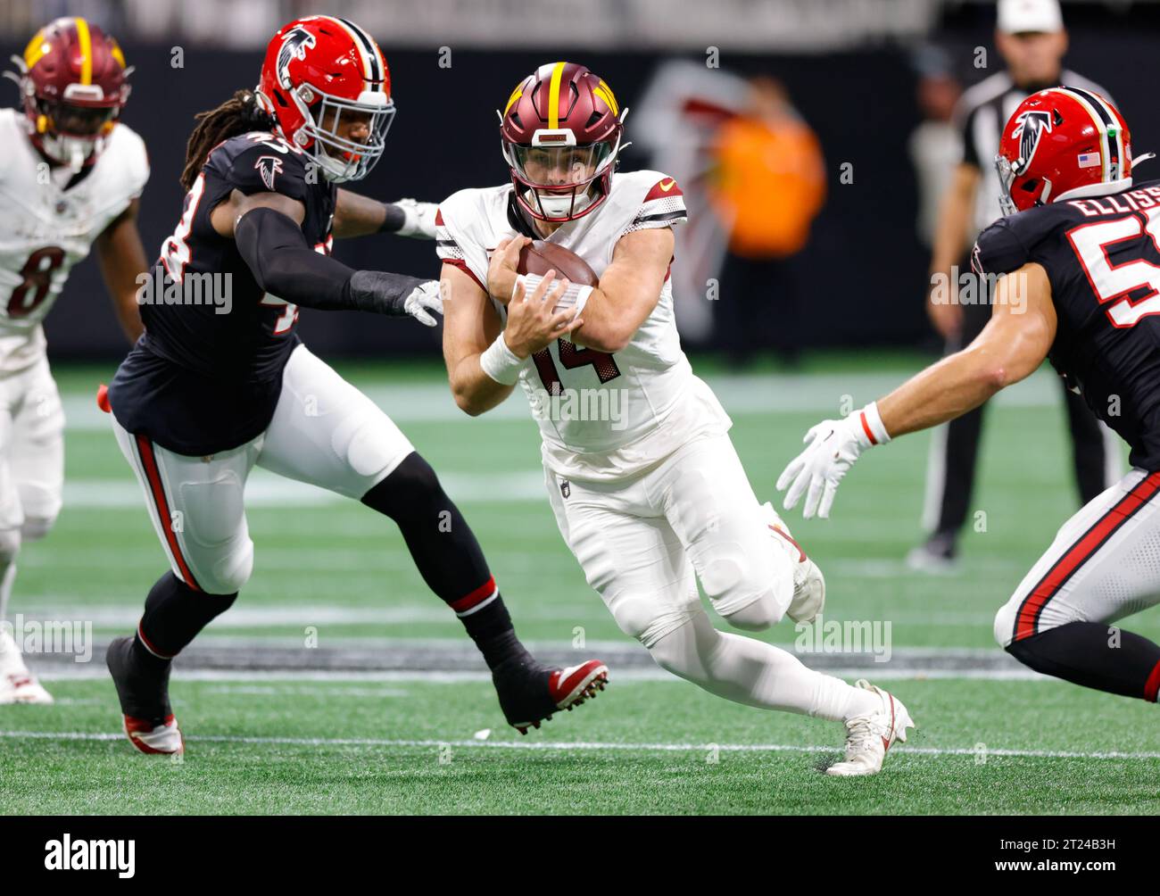 Washington Commanders Quarterback Sam Howell (14) mit dem Carry während des Spiels Washington Commander vs Atlanta Falcons im Mercedes Benz Stadium in Atlanta Georgia am 15. Oktober 2023. Die Commanders besiegten die Falken 24:16. (Alyssa Howell / Bild des Sports) Stockfoto