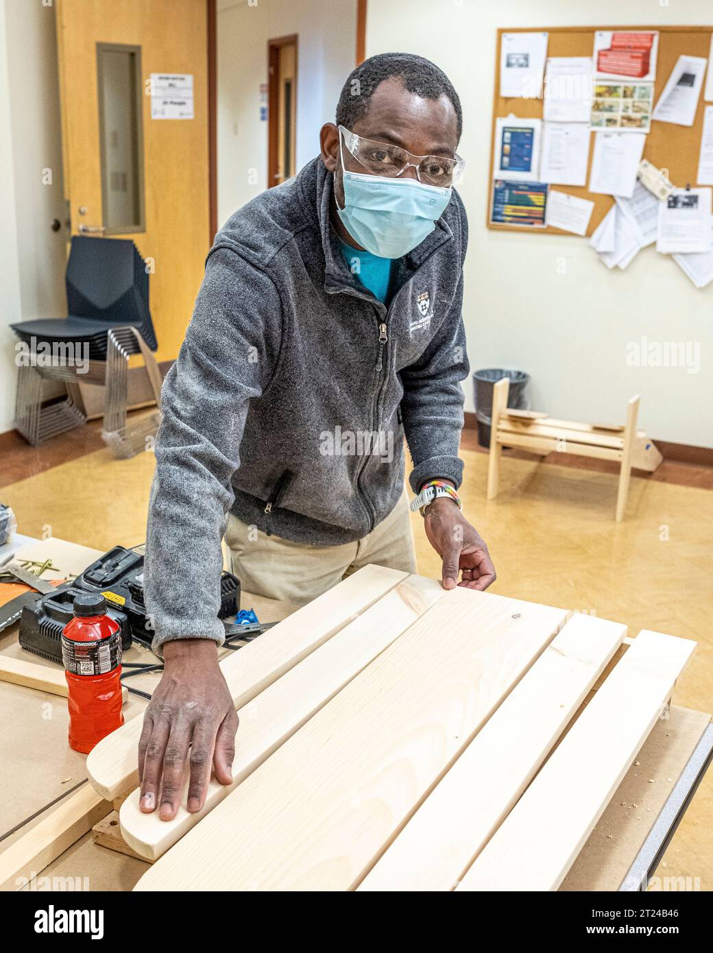 Mann in einer erwachsenen Holzbearbeitungsklasse Stockfoto