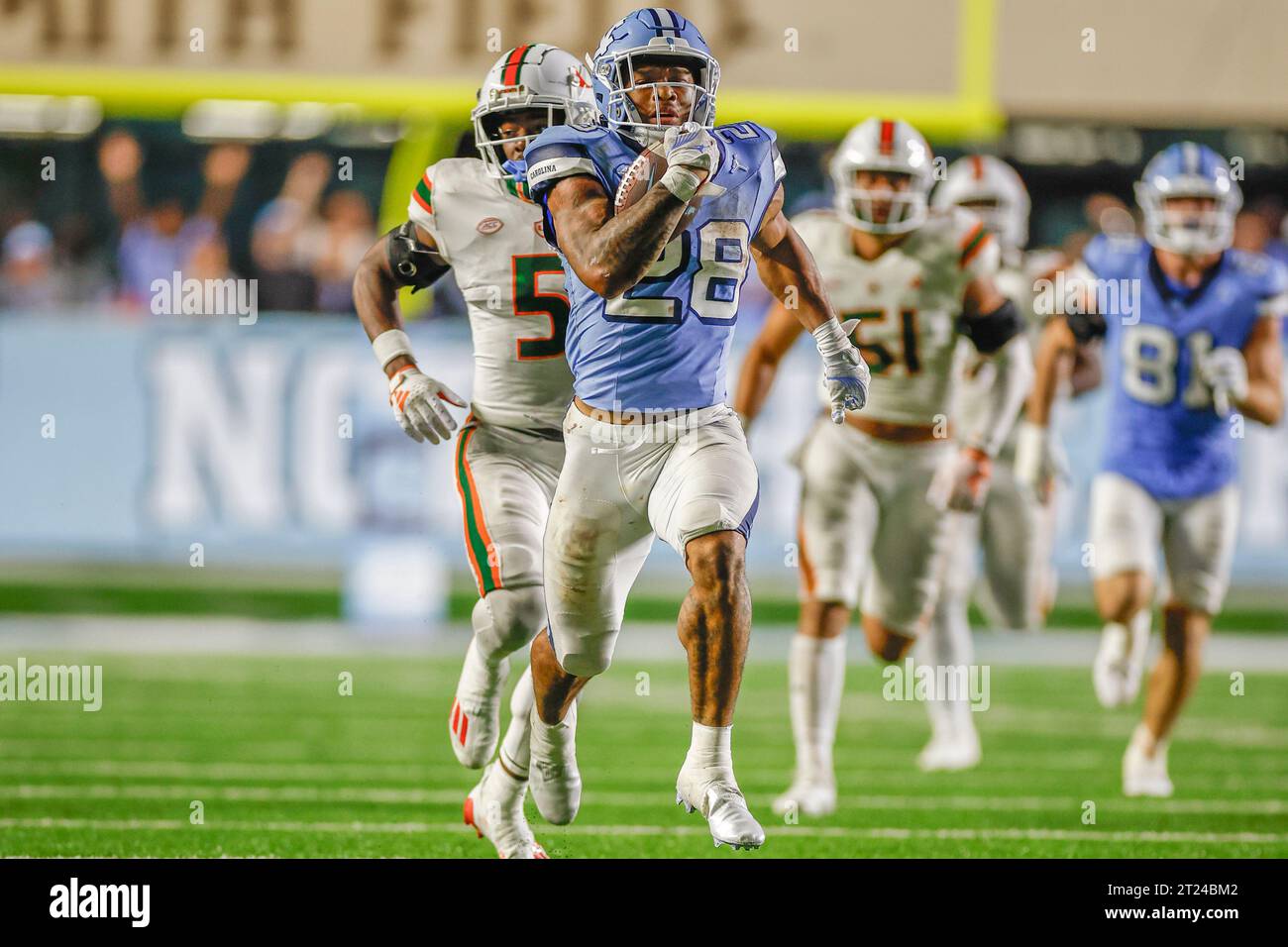 Chapel Hill, NC USA: North Carolina Tar Heels Running Back Omarion Hampton (28) läuft mit dem Ball während eines NCAA-Spiels gegen die Miami Hurricanes AT Stockfoto