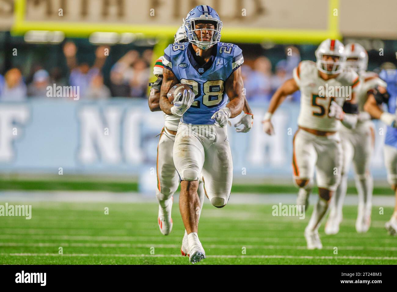 Chapel Hill, NC USA: North Carolina Tar Heels Running Back Omarion Hampton (28) läuft mit dem Ball während eines NCAA-Spiels gegen die Miami Hurricanes AT Stockfoto