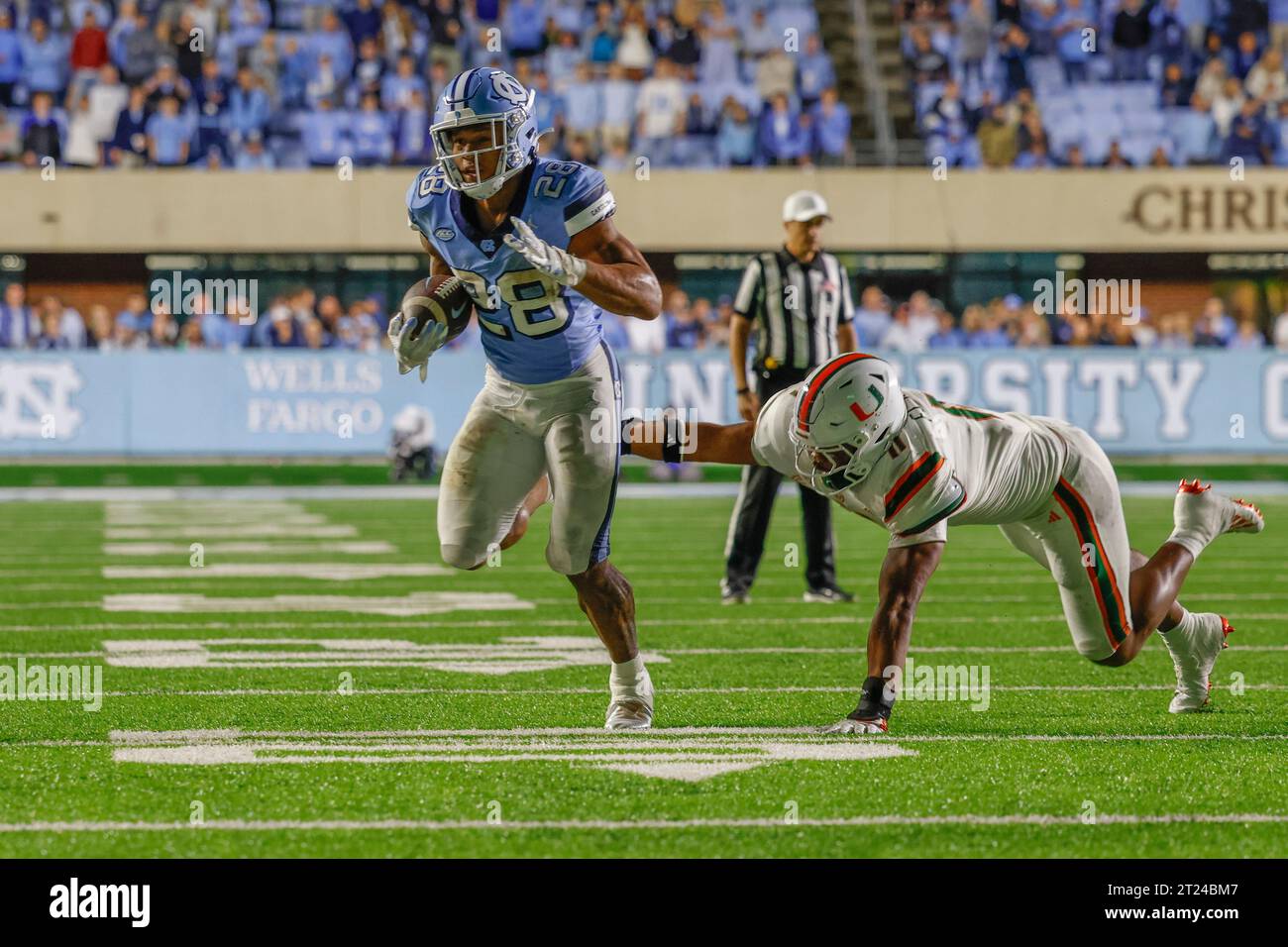Chapel Hill, NC USA: North Carolina Tar Heels Running Back Omarion Hampton (28) läuft mit dem Ball während eines NCAA-Spiels gegen die Miami Hurricanes AT Stockfoto