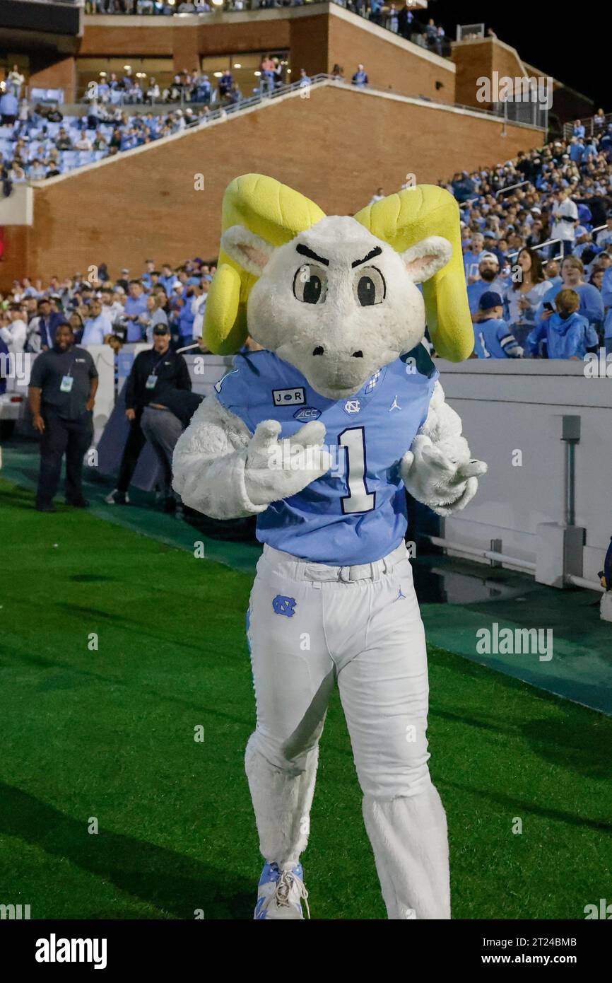 Chapel Hill, NC USA: North Carolina Tar Heels Maskottchen Ramses posiert für ein Foto während eines NCAA-Spiels gegen die Miami Hurricanes im Kenan Memorial Stadi Stockfoto