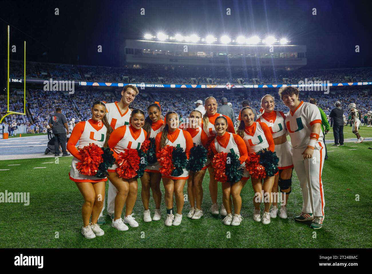 Chapel Hill, NC USA: Die Cheerleader von Miami Hurricanes veröffentlichen ein Foto während eines NCAA-Spiels gegen die Tar Heels in North Carolina im Kenan Memorial Stadium Stockfoto