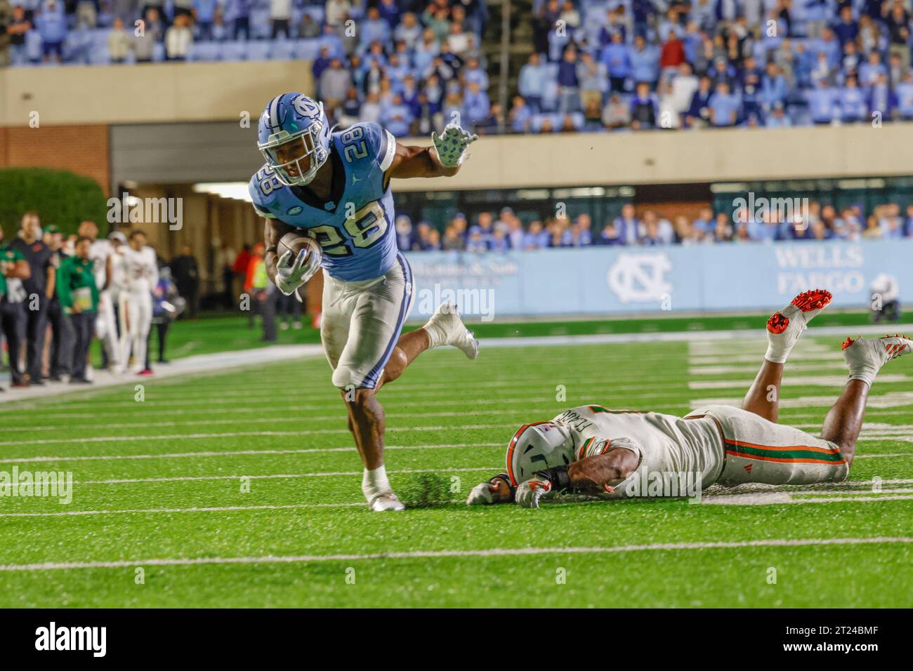 Chapel Hill, NC USA: North Carolina Tar Heels Running Back Omarion Hampton (28) läuft mit dem Ball während eines NCAA-Spiels gegen die Miami Hurricanes AT Stockfoto