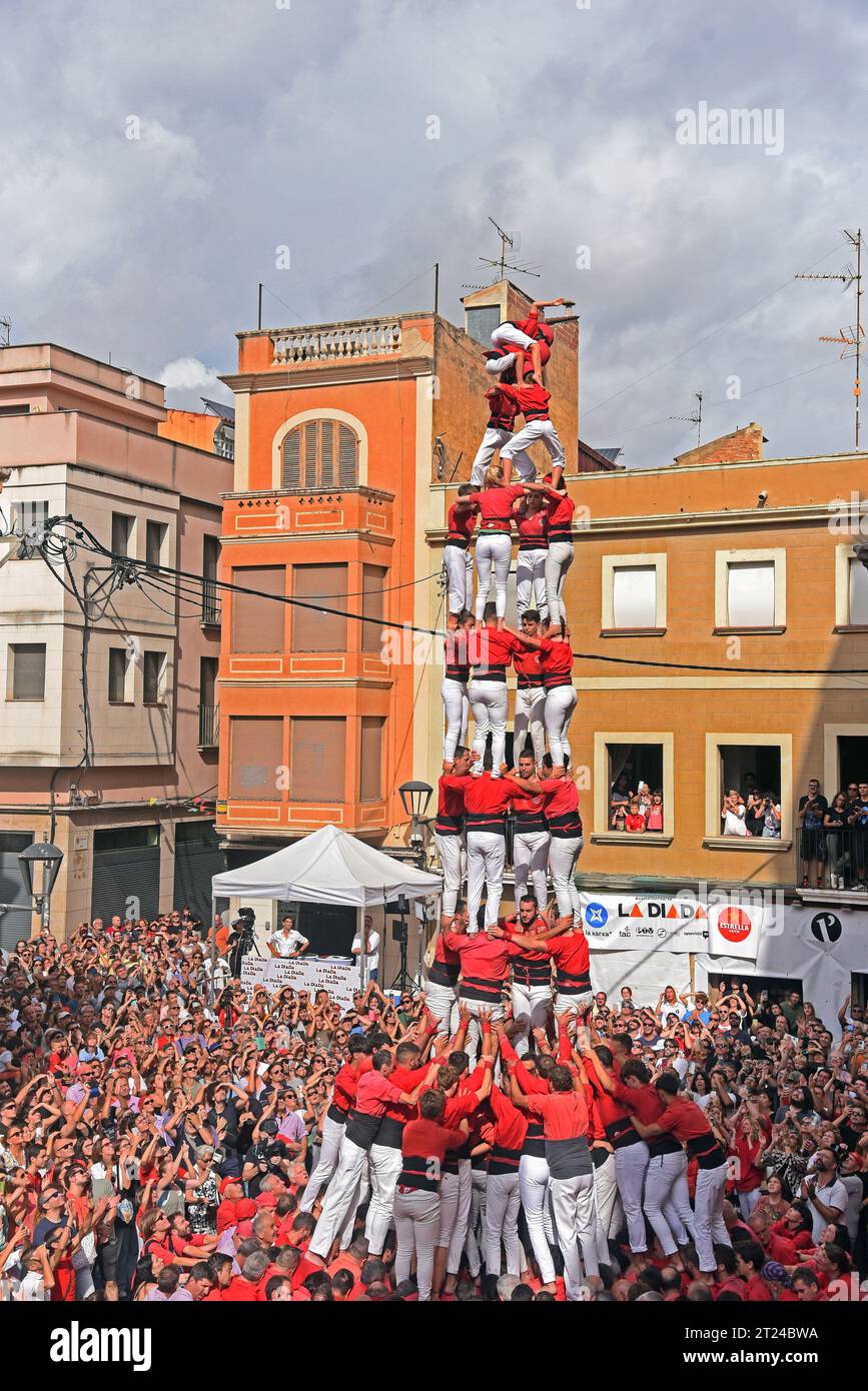 Vendrell, Spanien. Oktober 2023. Die Gruppe „Colla Jove dels Xiquets de Valls“ baut während der Fira de Santa Teresa 2023 in El Vendrell einen menschlichen Turm. Seit dem 18. Jahrhundert bauen die Casteller von Katalonien spektakuläre menschliche Türme. Diese Schlösser werden traditionell während der Feste der Region gebaut. Immateriell der Menschheit. Seit 2010 werden die Casteller von der UNESCO als immaterielles Kulturerbe der Menschheit anerkannt. Quelle: SOPA Images Limited/Alamy Live News Stockfoto