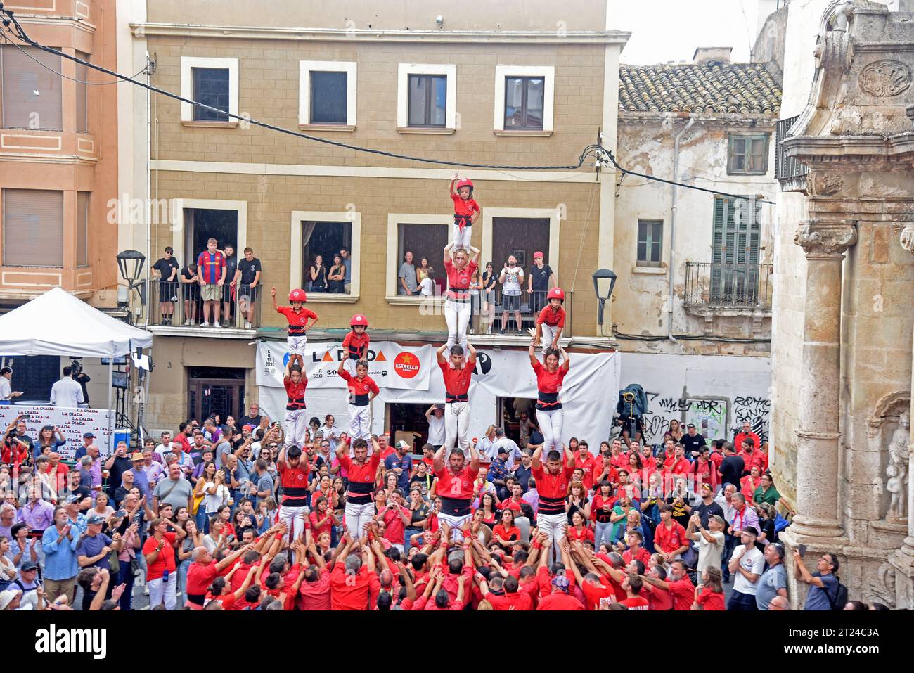 Vendrell, Spanien. Oktober 2023. Die Gruppe „Colla Jove dels Xiquets de Valls“ baut während der Fira de Santa Teresa 2023 in El Vendrell einen menschlichen Turm. Seit dem 18. Jahrhundert bauen die Casteller von Katalonien spektakuläre menschliche Türme. Diese Schlösser werden traditionell während der Feste der Region gebaut. Immateriell der Menschheit. Seit 2010 werden die Casteller von der UNESCO als immaterielles Kulturerbe der Menschheit anerkannt. (Foto: Ramon Costa/SOPA Images/SIPA USA) Credit: SIPA USA/Alamy Live News Stockfoto