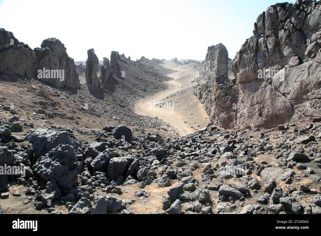 HAMI, CHINA - 15. OKTOBER 2023 - vulkanische Landformen aus der Karbonzeit sind in den Tiefen des Gobi in Hami, Xinjiang, China, am 1. Oktober erhalten Stockfoto