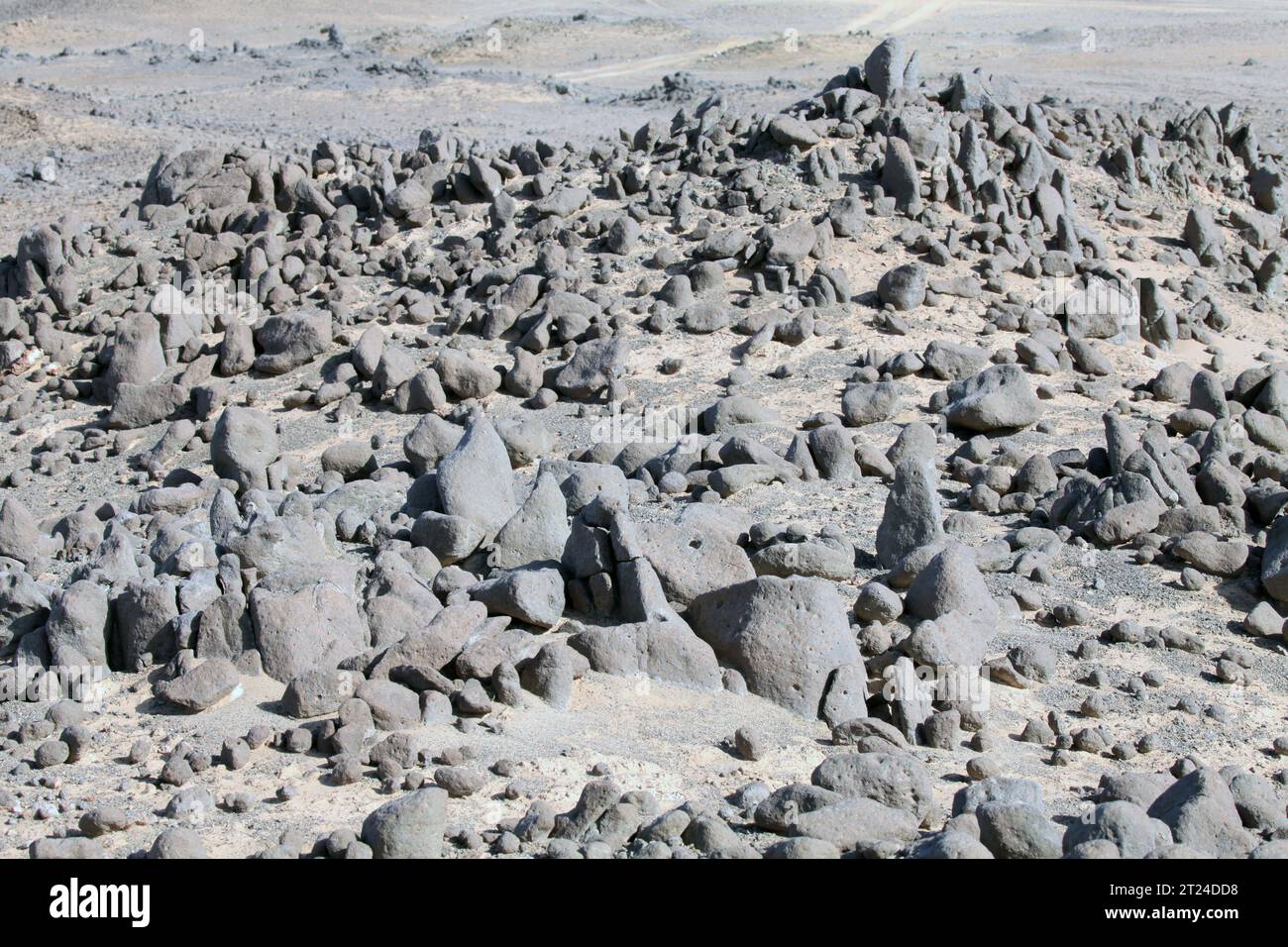 HAMI, CHINA - 15. OKTOBER 2023 - vulkanische Landformen aus der Karbonzeit sind in den Tiefen des Gobi in Hami, Xinjiang, China, am 1. Oktober erhalten Stockfoto