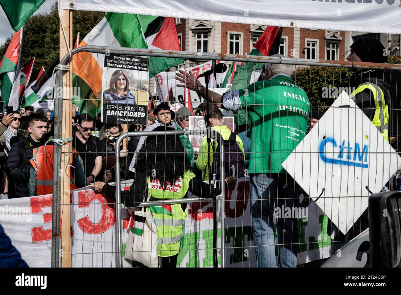 Ein Sprecher der I.P.S.C. (Ireland Palestine Solidarity Campaign) spricht über eine große Krähe, die während der Kundgebung in Dublins O’Connell Street versammelt wurde. Am Samstag, dem 14. Oktober, fand in Dublin ein dritter Tag der Proteste statt, der Solidarität mit dem palästinensischen Volk diente. Tausende von Menschen marschierten von der O'Connell Street durch die Stadt zur israelischen Botschaft, wo Sprecher der palästinensischen und syrischen Gemeinschaft über ihre Erfahrungen und aktuelle Nachrichten von Familienmitgliedern und Freunden in Gaza sowie von Mitgliedern der I.P.S.C. (Irland Palästina-Solidaritätskampagne) berichteten. und Leute vor Profit WHO Stockfoto