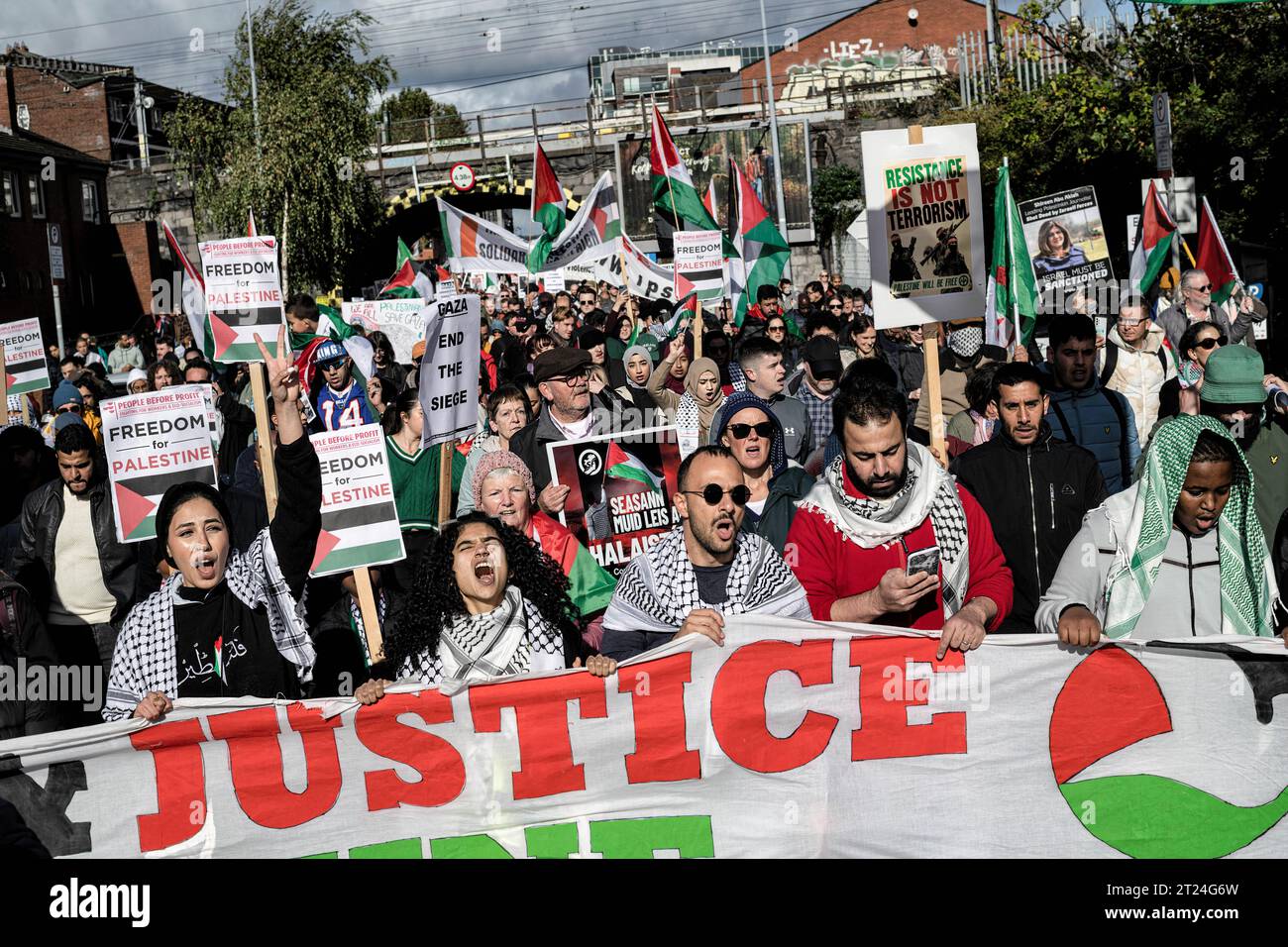 Eine große Anzahl von Demonstranten mit Spruchbändern, Fahnen und Plakaten marschieren während der Demonstration durch Dublin in Richtung der israelischen Botschaft. Am Samstag, dem 14. Oktober, fand in Dublin ein dritter Tag der Proteste statt, der Solidarität mit dem palästinensischen Volk diente. Tausende von Menschen marschierten von der O'Connell Street durch die Stadt zur israelischen Botschaft, wo Sprecher der palästinensischen und syrischen Gemeinschaft über ihre Erfahrungen und aktuelle Nachrichten von Familienmitgliedern und Freunden in Gaza sowie von Mitgliedern der I.P.S.C. (Irland Palästina-Solidaritätskampagne) berichteten. und Leute vor Profit WHO Stockfoto