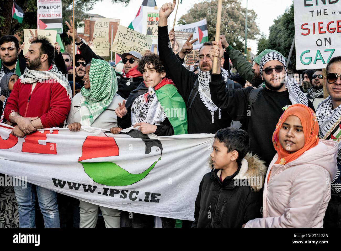 Mitglieder der palästinensischen und arabischen Gemeinschaft Irlands sowie Unterstützer und Aktivisten versammeln sich während der Demonstration mit Plakaten und einem Banner vor der israelischen Botschaft. Am Samstag, dem 14. Oktober, fand in Dublin ein dritter Tag der Proteste statt, der Solidarität mit dem palästinensischen Volk diente. Tausende von Menschen marschierten von der O'Connell Street durch die Stadt zur israelischen Botschaft, wo Sprecher der palästinensischen und syrischen Gemeinschaft über ihre Erfahrungen und aktuelle Nachrichten von Familienmitgliedern und Freunden in Gaza sowie von Mitgliedern der I.P.S.C. (Irland Palästina Solidar) berichteten Stockfoto