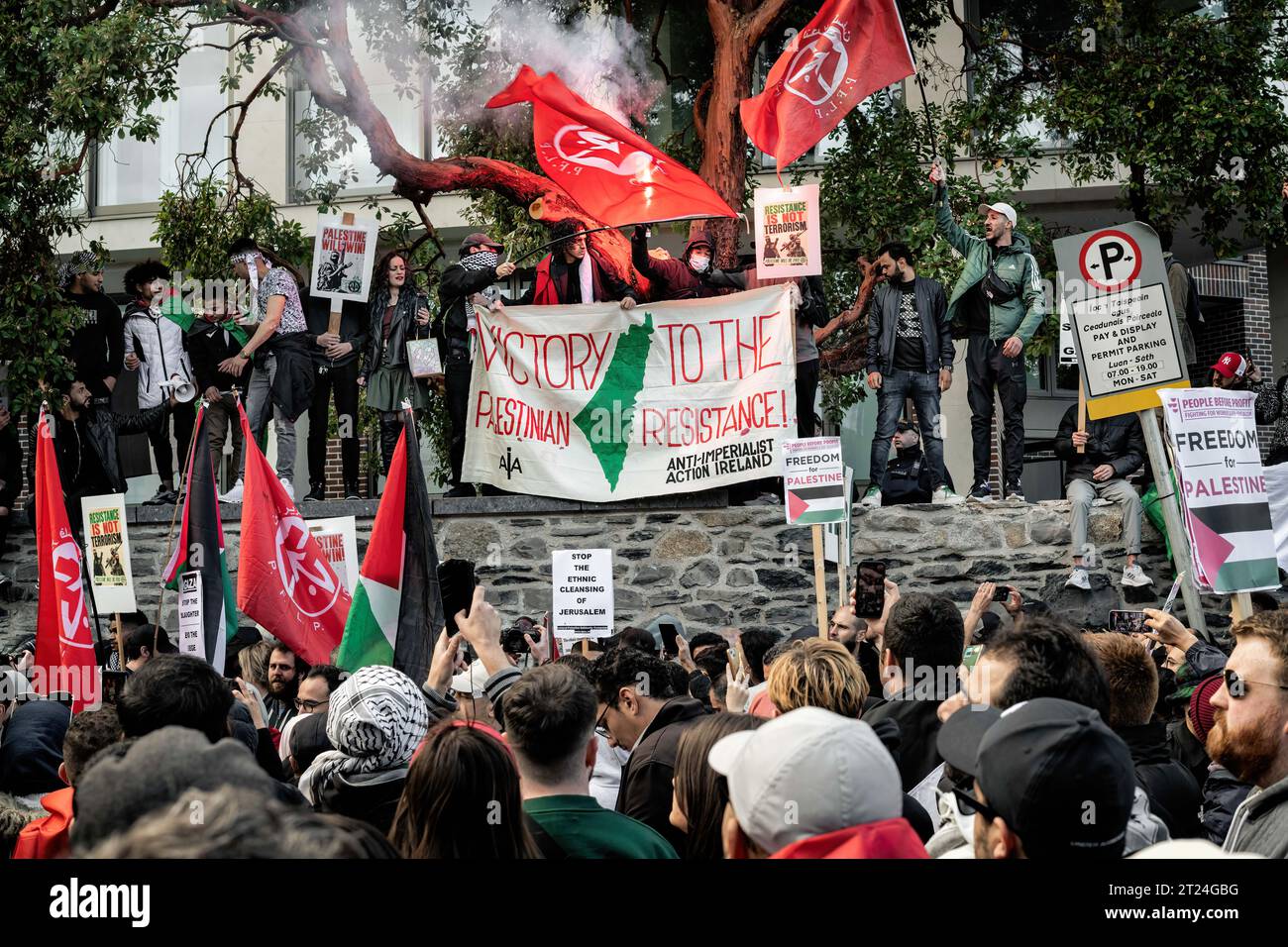 Mitglieder der palästinensischen und arabischen Gemeinschaft Irlands sowie Unterstützer und Aktivisten versammeln sich während der Demonstration mit Plakaten und einem Banner vor der israelischen Botschaft. Am Samstag, dem 14. Oktober, fand in Dublin ein dritter Tag der Proteste statt, der Solidarität mit dem palästinensischen Volk diente. Tausende von Menschen marschierten von der O'Connell Street durch die Stadt zur israelischen Botschaft, wo Sprecher der palästinensischen und syrischen Gemeinschaft über ihre Erfahrungen und aktuelle Nachrichten von Familienmitgliedern und Freunden in Gaza sowie von Mitgliedern der I.P.S.C. (Irland Palästina Solidar) berichteten Stockfoto
