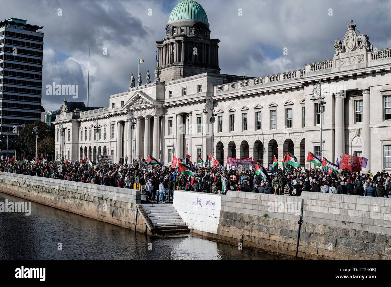 Eine große Anzahl von Demonstranten mit Spruchbändern, Fahnen und Plakaten marschieren während der Demonstration durch Dublin in Richtung der israelischen Botschaft. Am Samstag, dem 14. Oktober, fand in Dublin ein dritter Tag der Proteste statt, der Solidarität mit dem palästinensischen Volk diente. Tausende von Menschen marschierten von der O'Connell Street durch die Stadt zur israelischen Botschaft, wo Sprecher der palästinensischen und syrischen Gemeinschaft über ihre Erfahrungen und aktuelle Nachrichten von Familienmitgliedern und Freunden in Gaza sowie von Mitgliedern der I.P.S.C. (Irland Palästina-Solidaritätskampagne) berichteten. und Leute vor Profit WHO Stockfoto