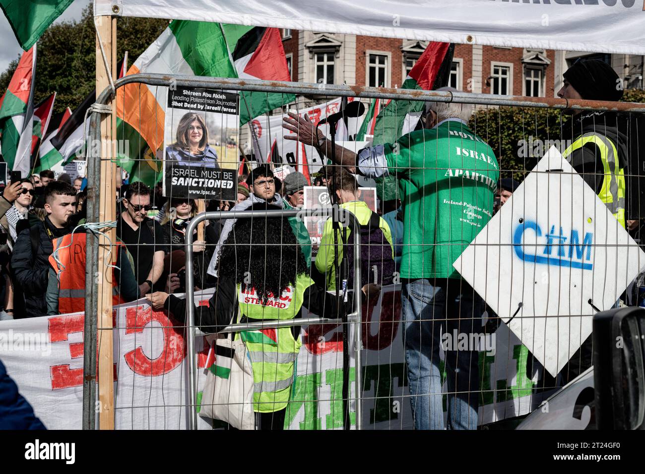 Dublin, Irland. Oktober 2023. Ein Sprecher der I.P.S.C. (Ireland Palestine Solidarity Campaign) spricht über eine große Krähe, die während der Kundgebung in Dublins O’Connell Street versammelt wurde. Am Samstag, dem 14. Oktober, fand in Dublin ein dritter Tag der Proteste statt, der Solidarität mit dem palästinensischen Volk diente. Tausende von Menschen marschierten von der O'Connell Street durch die Stadt zur israelischen Botschaft, wo Sprecher der palästinensischen und syrischen Gemeinschaft über ihre Erfahrungen und aktuelle Nachrichten von Familienmitgliedern und Freunden in Gaza sowie von Mitgliedern der I.P.S.C. (Irland Palästina-Solidarität CA) berichteten Stockfoto