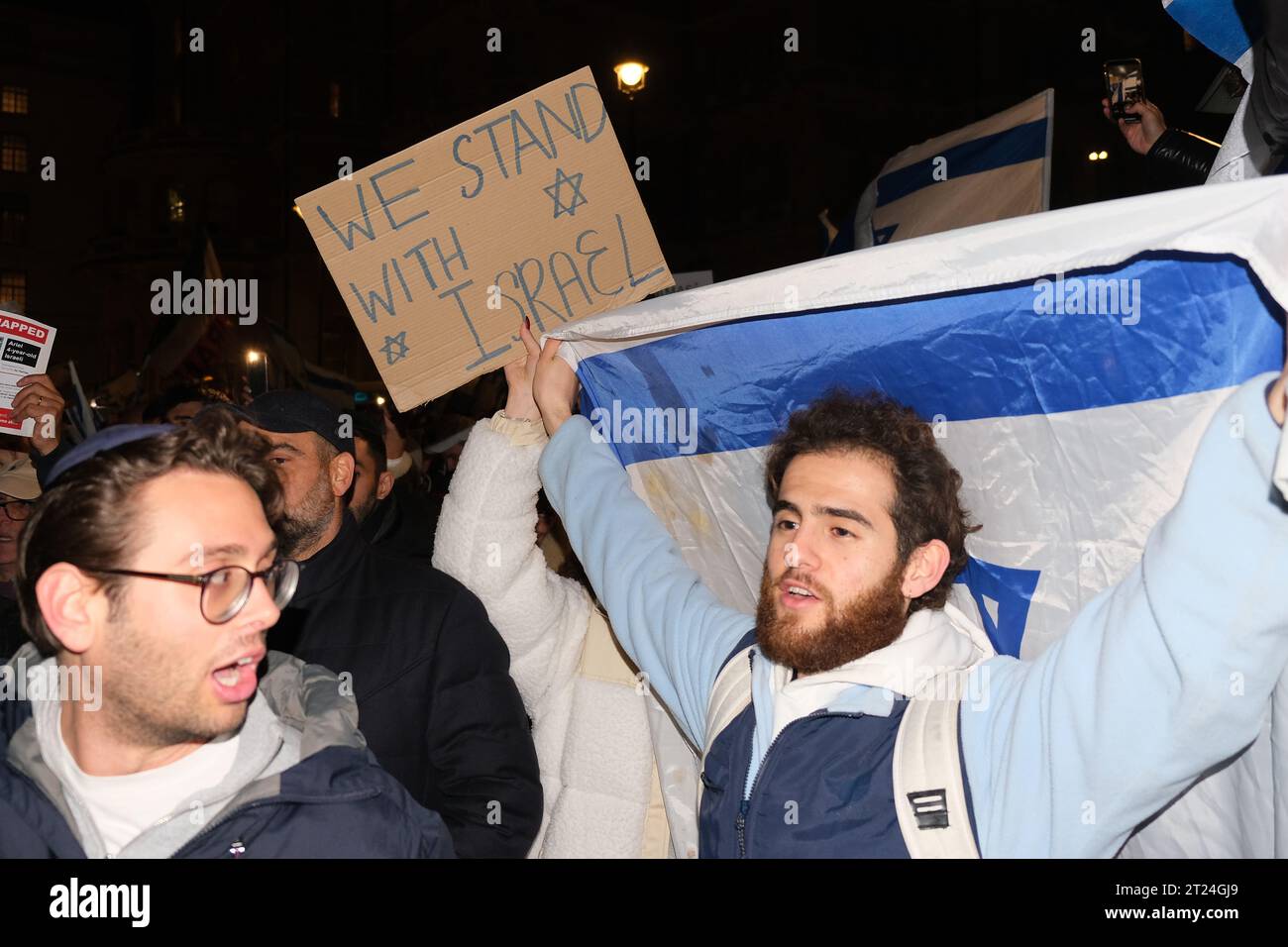 London, Großbritannien. Oktober 2023. Hunderte Briten-Israelis nahmen an einer von der Nationalen Jüdischen Versammlung organisierten Kundgebung Teil, um gegen die Voreingenommenheit bei der Berichterstattung über Nachrichten zu protestieren. Die Organisation hob auch hervor, dass die Hamas von der BBC nicht als Terroristen beschrieben wurden, nachdem sie nach dem Angriff auf Israel 1200 Menschen von Militanten getötet und 199 entführt wurden, und beschuldigte sie, bei der Anwendung des Begriffs selektiv zu sein. Quelle: Eleventh Photography/Alamy Live News Stockfoto