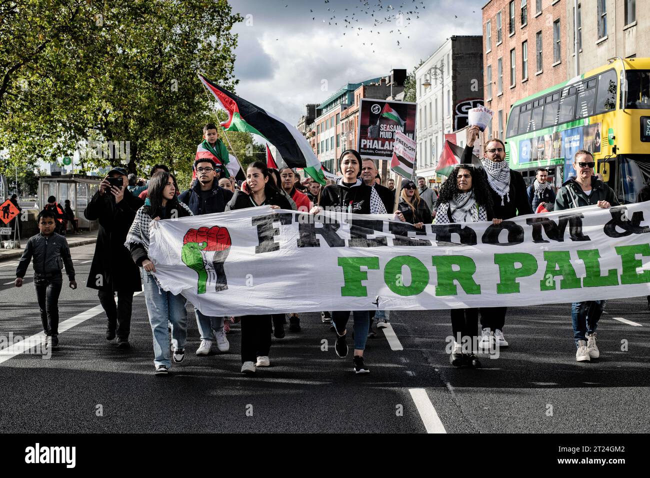 Dublin, Irland. Oktober 2023. Demonstranten mit einem Banner, Fahnen und Plakaten marschieren während der Demonstration durch Dublin in Richtung der israelischen Botschaft. Am Samstag, dem 14. Oktober, fand in Dublin ein dritter Tag der Proteste statt, der Solidarität mit dem palästinensischen Volk diente. Tausende von Menschen marschierten von der O'Connell Street durch die Stadt zur israelischen Botschaft, wo Sprecher der palästinensischen und syrischen Gemeinschaft über ihre Erfahrungen und aktuelle Nachrichten von Familienmitgliedern und Freunden in Gaza sowie von Mitgliedern der I.P.S.C. (Irland Palästina-Solidaritätskampagne) und Menschen berichteten Stockfoto