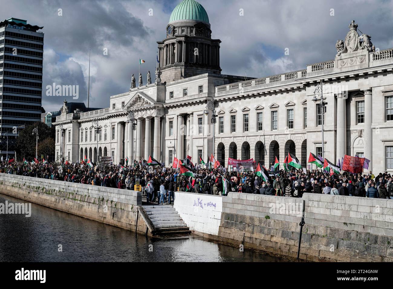Dublin, Irland. Oktober 2023. Eine große Anzahl von Demonstranten mit Spruchbändern, Fahnen und Plakaten marschieren während der Demonstration durch Dublin in Richtung der israelischen Botschaft. Am Samstag, dem 14. Oktober, fand in Dublin ein dritter Tag der Proteste statt, der Solidarität mit dem palästinensischen Volk diente. Tausende von Menschen marschierten von der O'Connell Street durch die Stadt zur israelischen Botschaft, wo Sprecher der palästinensischen und syrischen Gemeinschaft über ihre Erfahrungen und aktuelle Nachrichten von Familienmitgliedern und Freunden in Gaza sowie von Mitgliedern der I.P.S.C. (Irland Palästina-Solidarität CA) berichteten Stockfoto