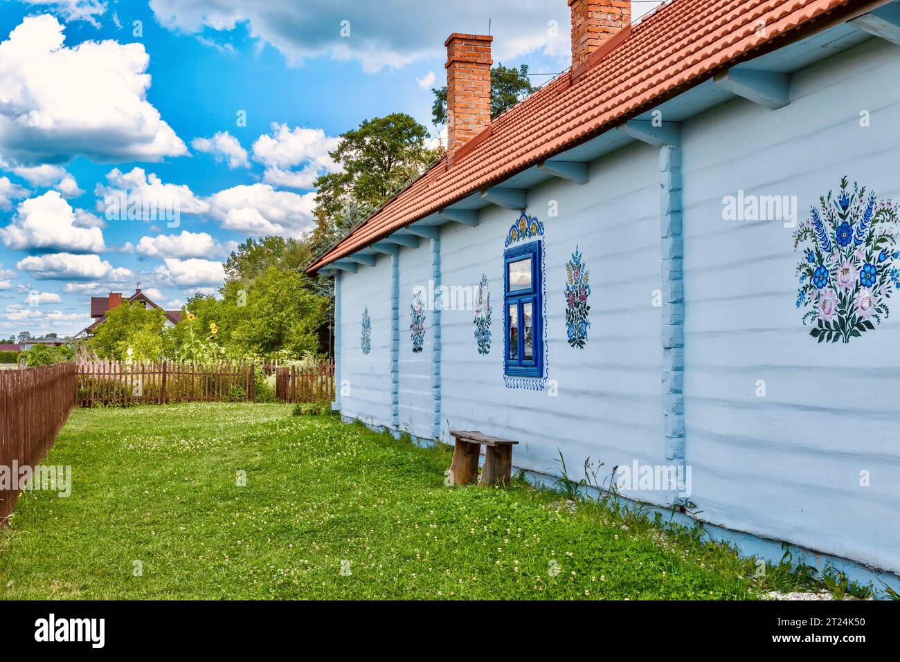 Ein rustikales Gebäude mit wunderschönen Blumengemälden. Stockfoto