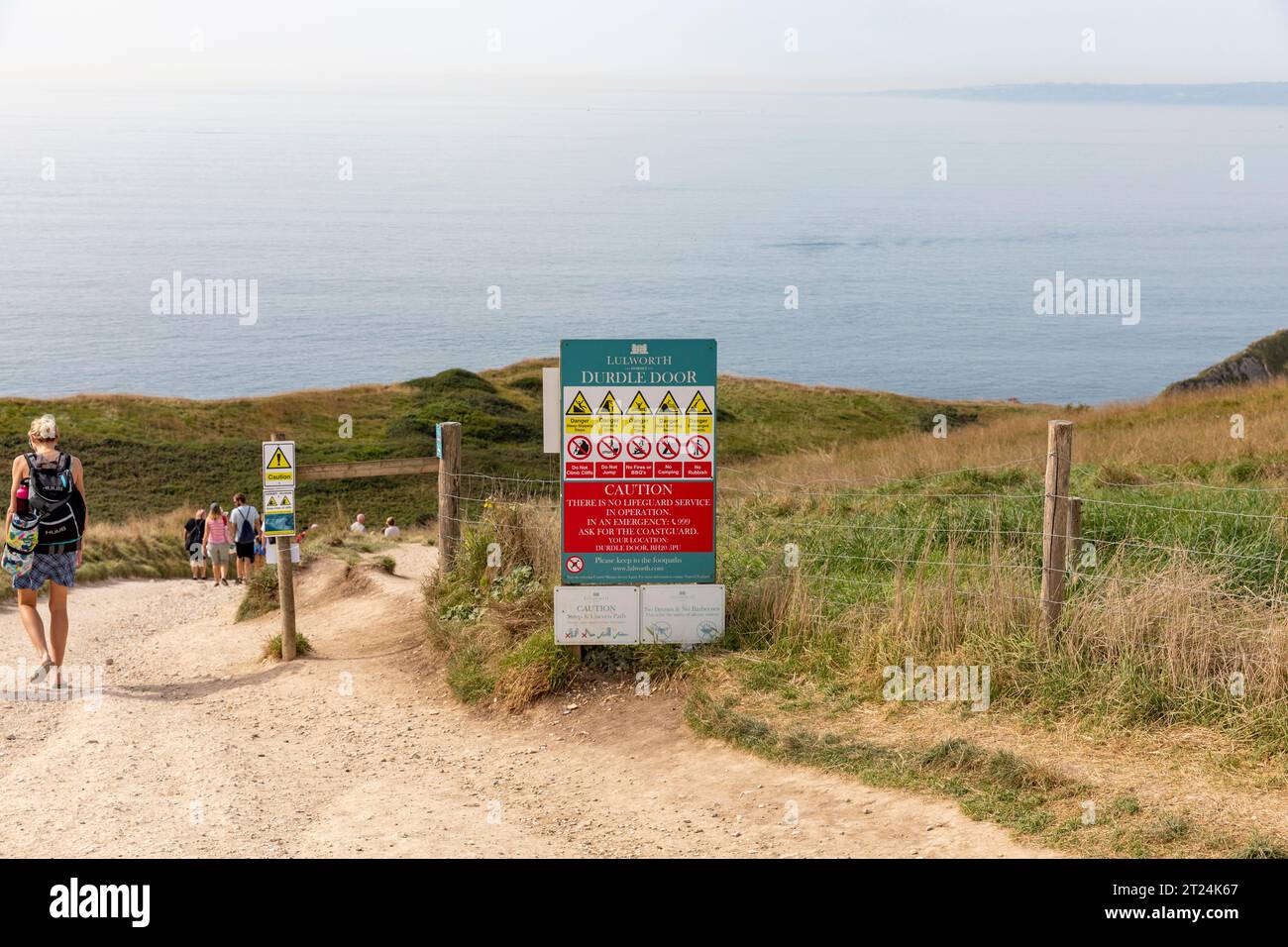 Jurassic Coast, Wanderer auf dem Weg nach Durdle Door an der Dorset Coast in England, september 2023, Großbritannien Stockfoto