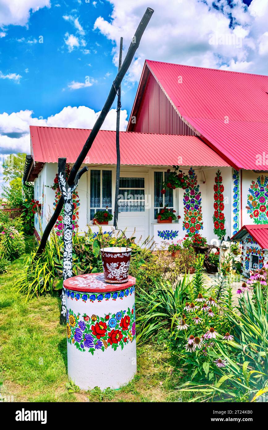 Ein rustikales Gebäude mit wunderschönen Blumengemälden. Stockfoto