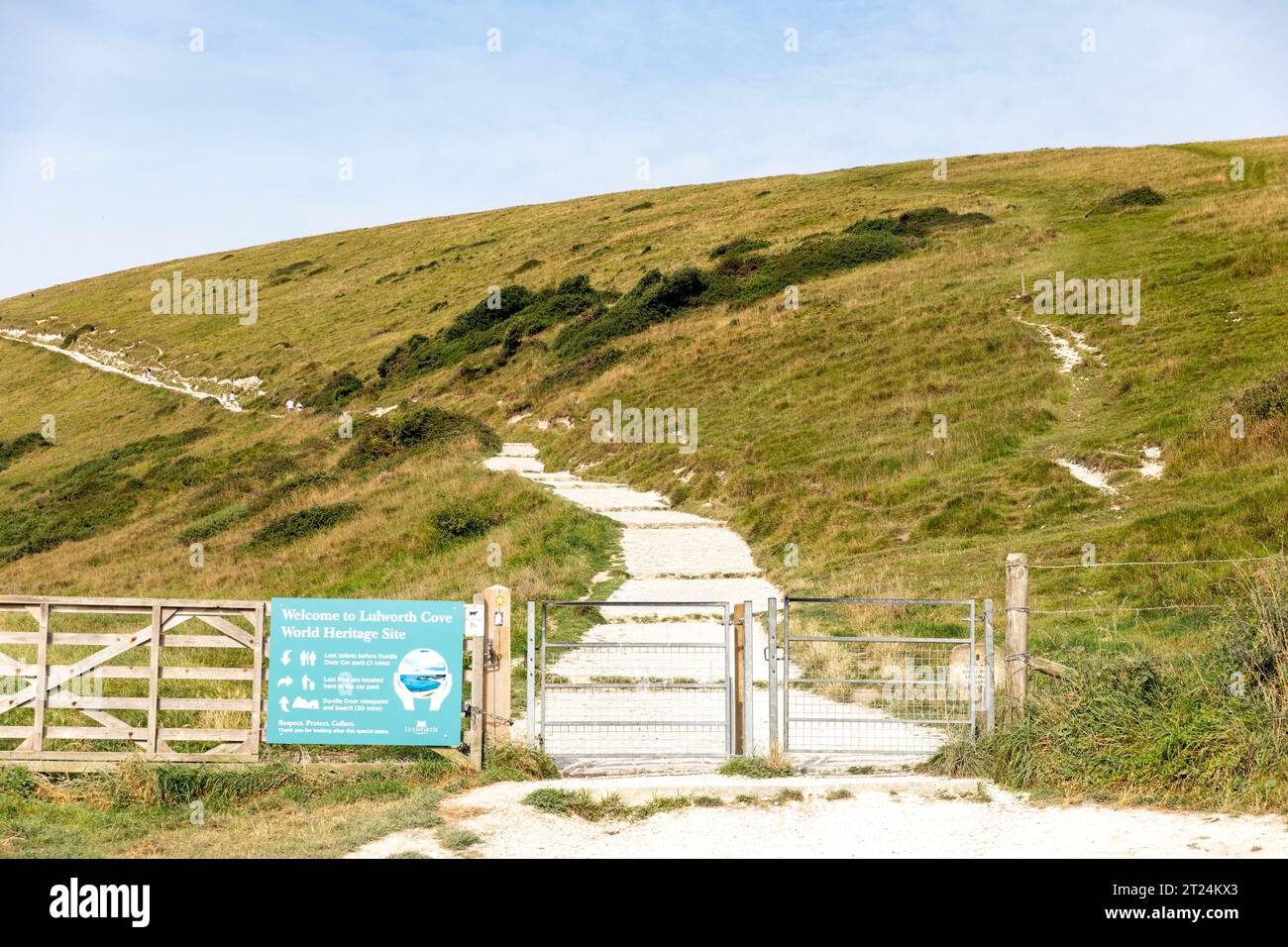 Lulworth Cove Welterbestätte Willkommensschild und Pfad zum Durdle Door Naturkalksteinbogen, Dorset, England, UK, September 2023 Stockfoto