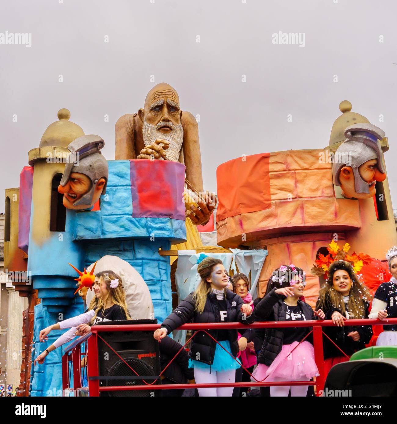 Crema, Italien - 26. Februar 2023: Karnevalsparade mit allegorischem Figurenwagen und Menschenmenge in Crema, Lombardei, Norditalien Stockfoto
