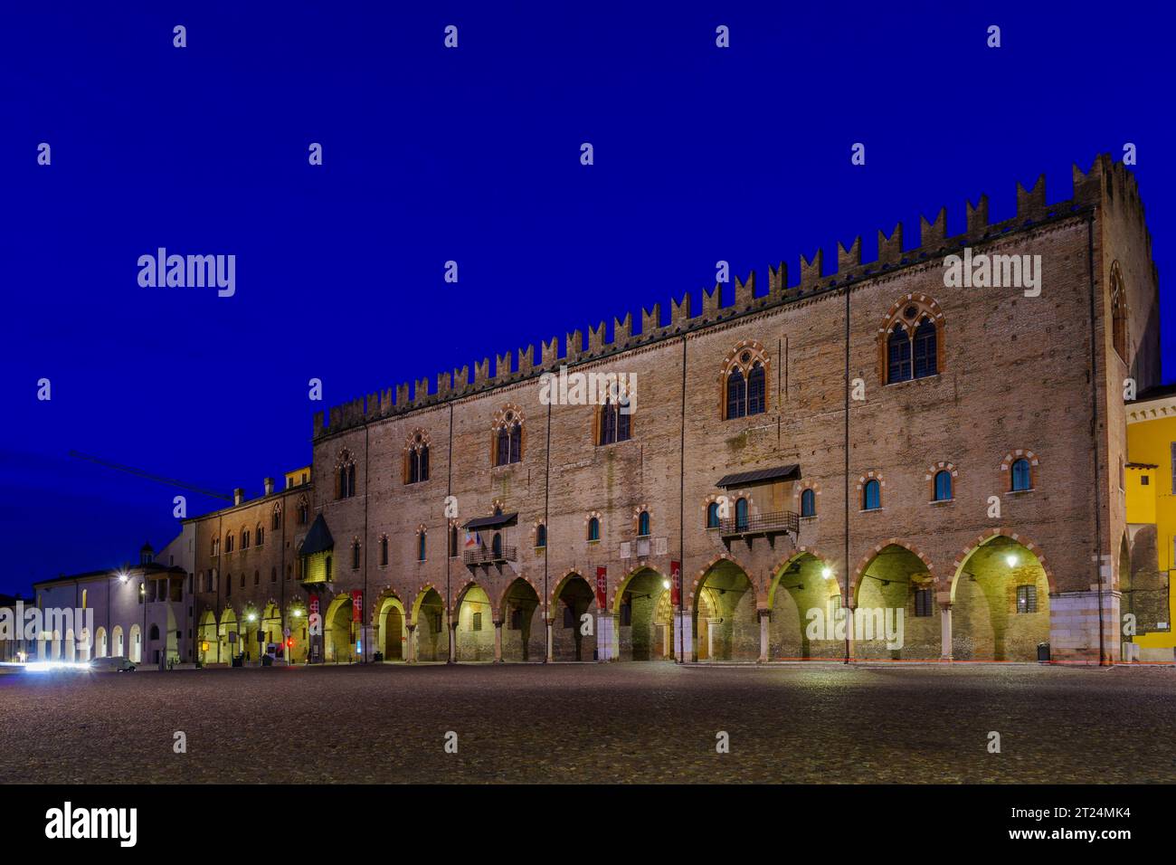 Mantua, Italien - 27. Februar 2023: Abendlicher Blick auf die Piazza Sordello mit lokalen Denkmälern und Unternehmen, Einheimischen und Besuchern in Mantua (Mantova) Stockfoto